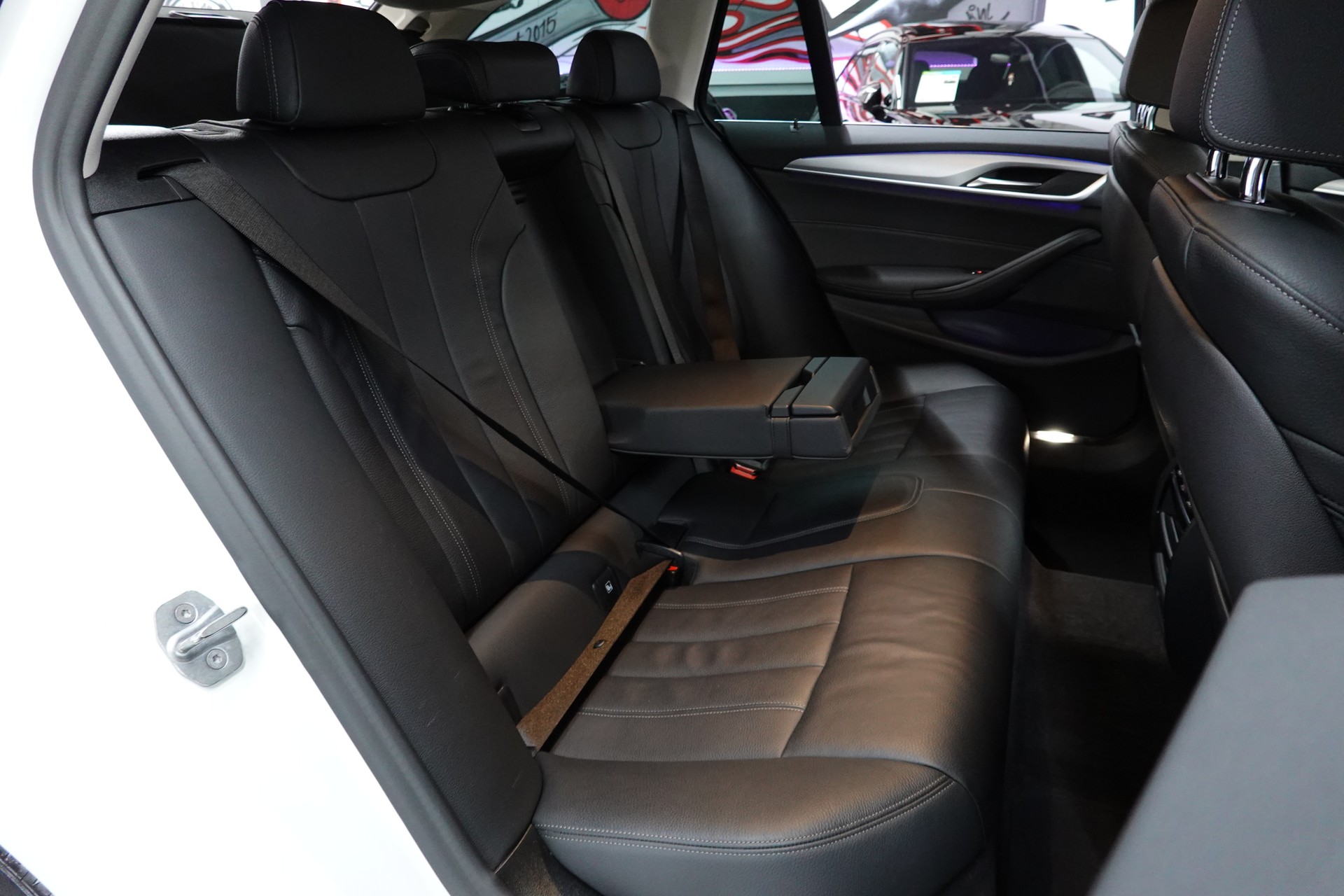 BMW 520d TOURING STEPTRONIC CH-FZ AHL 2000kg-image-36