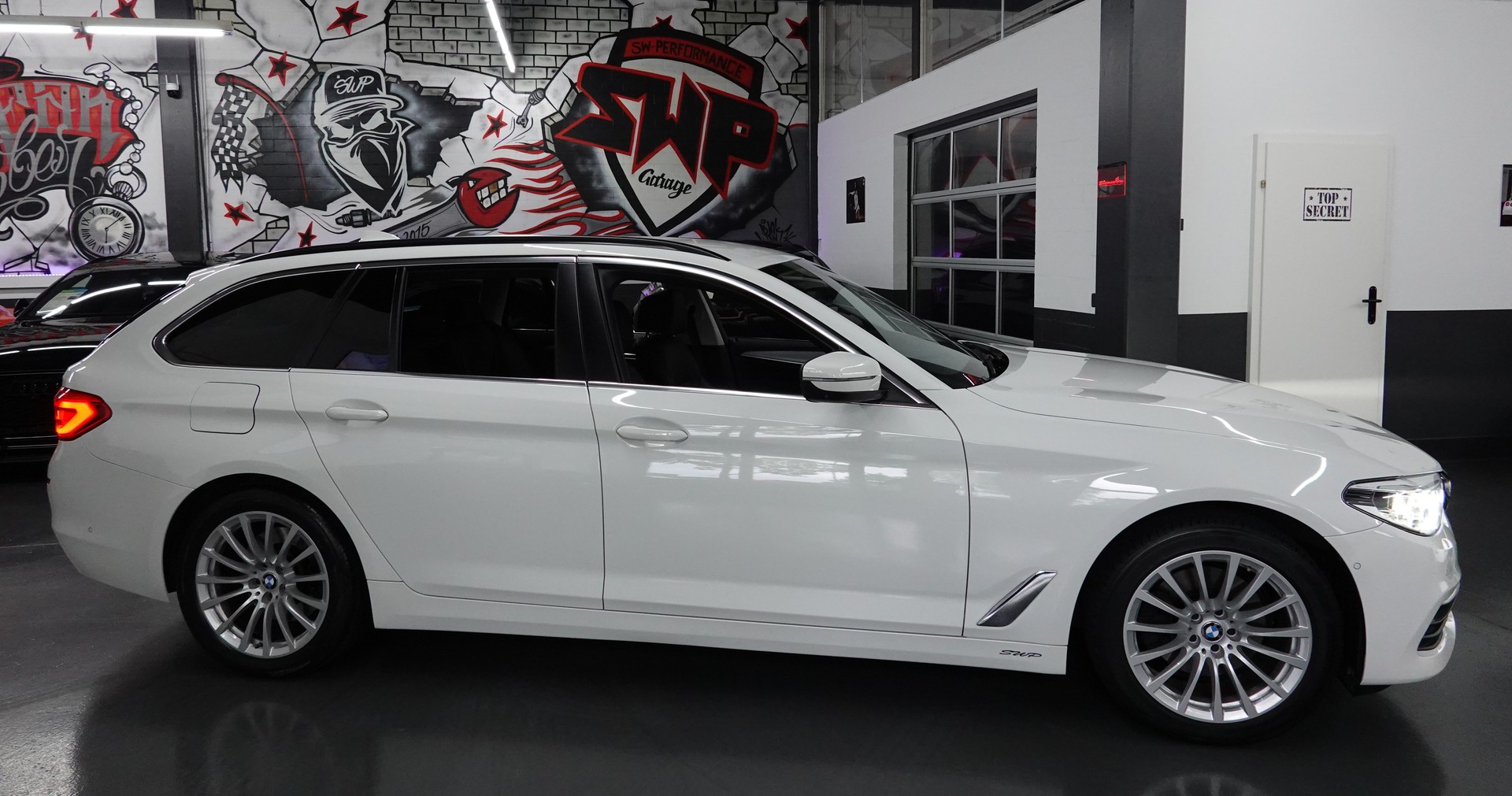 BMW 520d TOURING STEPTRONIC CH-FZ AHL 2000kg-image-44