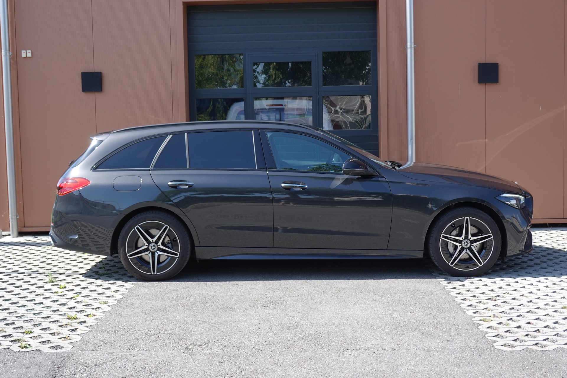 MERCEDES-BENZ C 300e AMG Line - "Pack AMG Int & Exté * Pack Nuit * Pack Mémoire * CH Auto"-showroom-element-3