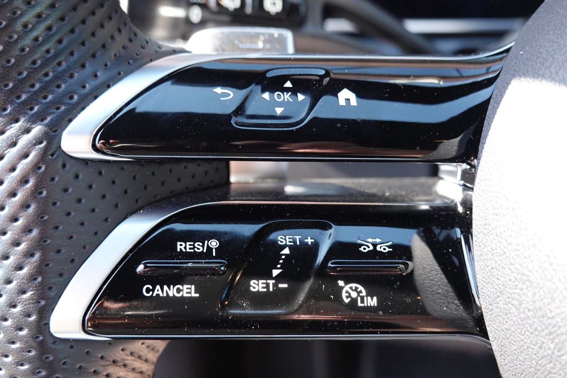 MERCEDES-BENZ C 300e AMG Line - "Pack AMG Int & Exté * Pack Nuit * Pack Mémoire * CH Auto"-image-12