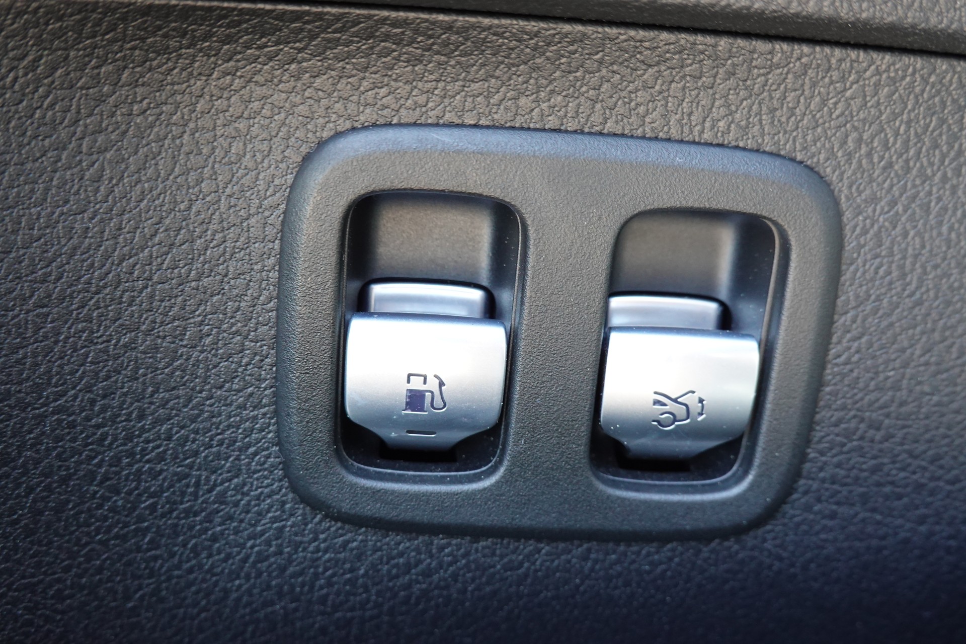 MERCEDES-BENZ C 300e AMG Line - "Pack AMG Int & Exté * Pack Nuit * Pack Mémoire * CH Auto"-image-17