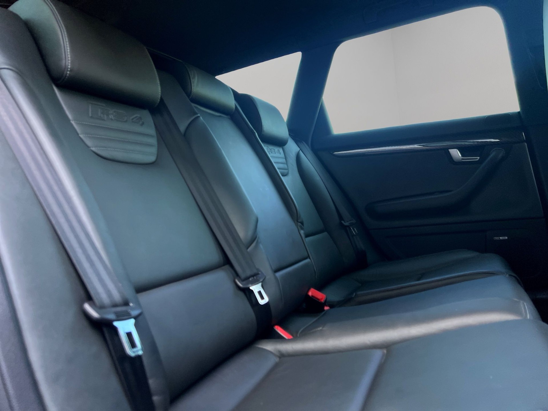 AUDI RS4 Avant 4.2 V8 quattro-image-8