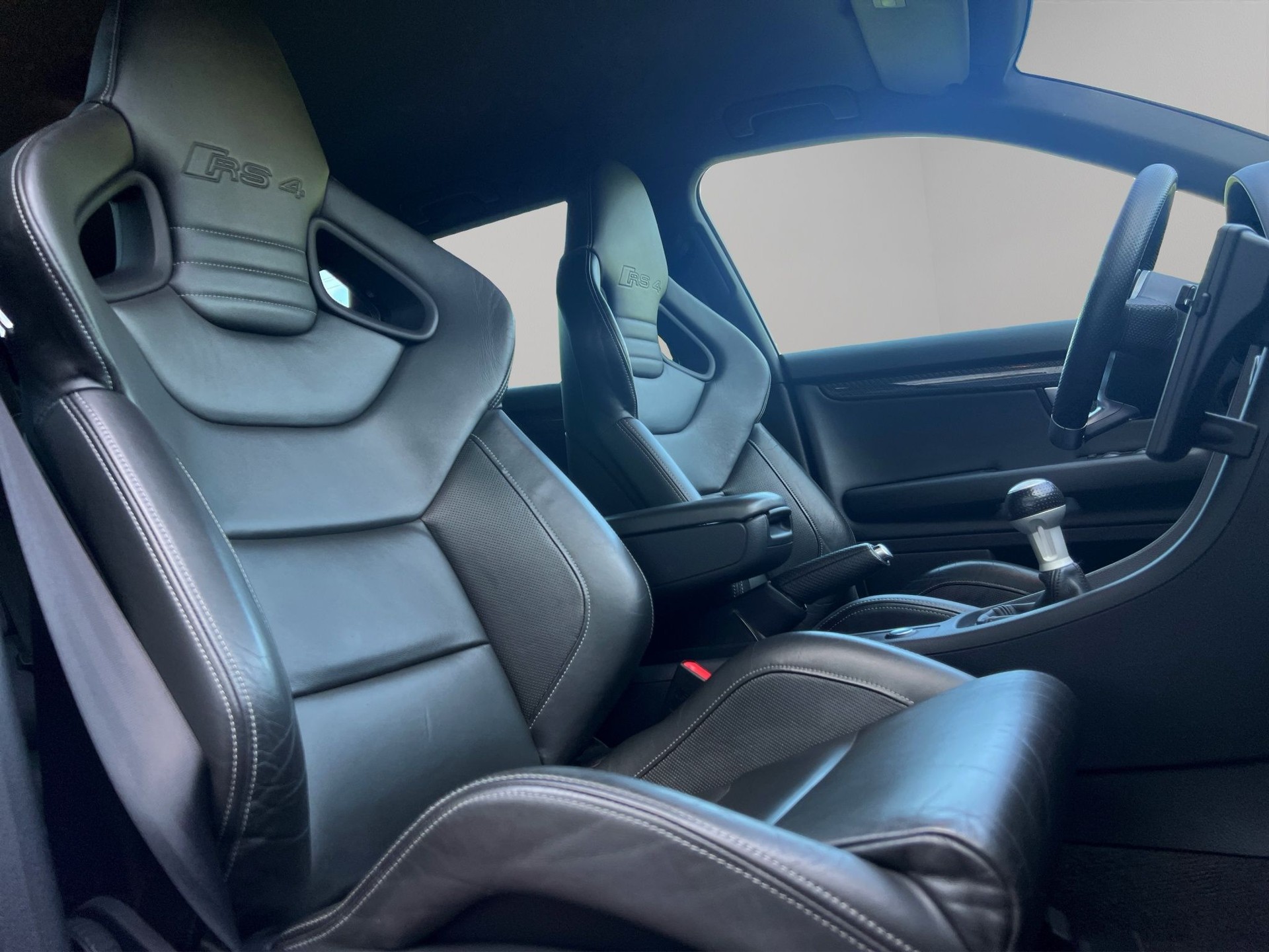 AUDI RS4 Avant 4.2 V8 quattro-image-22