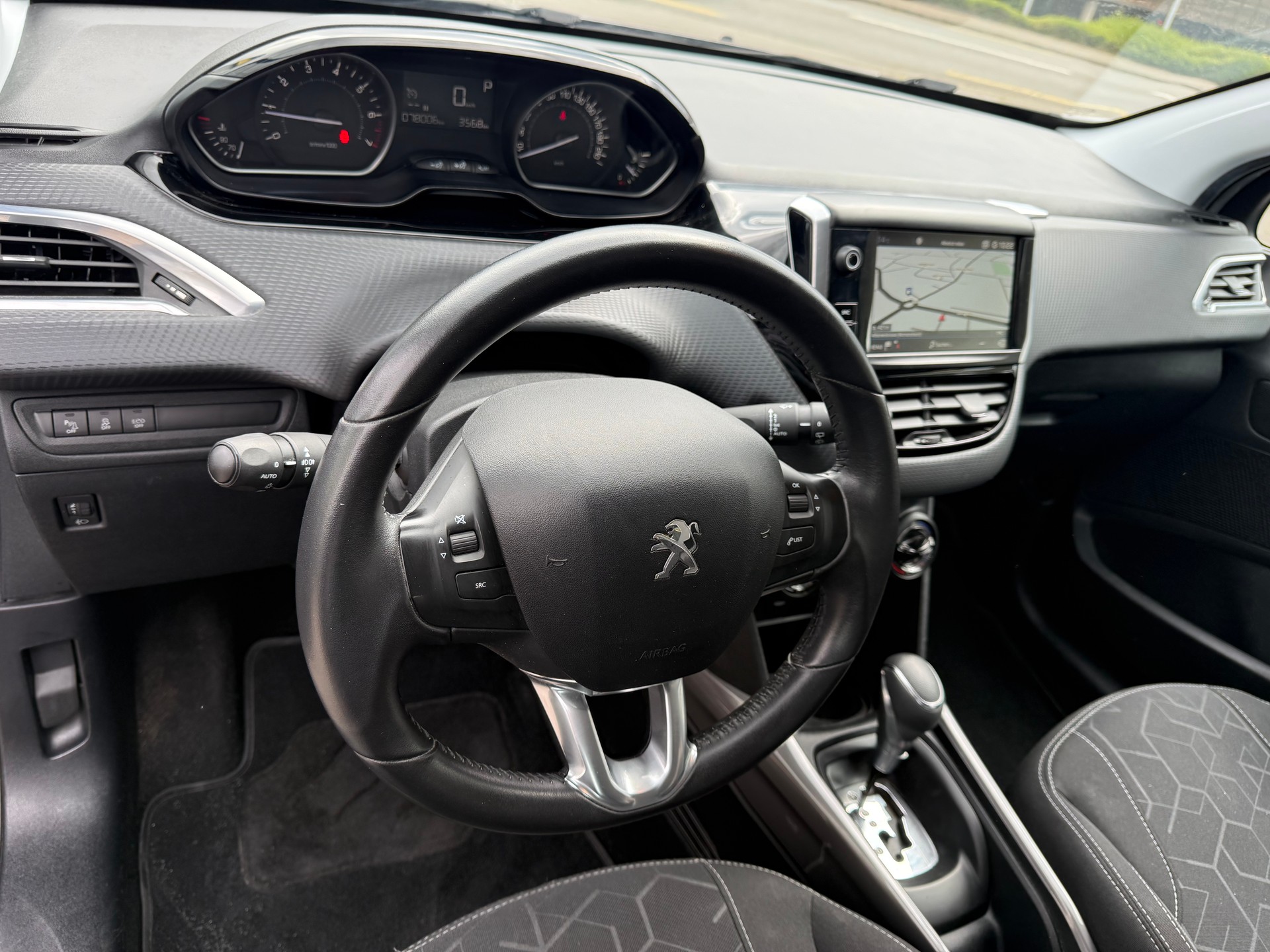 PEUGEOT 2008 1.2 PureTech Allure EAT6-image-11