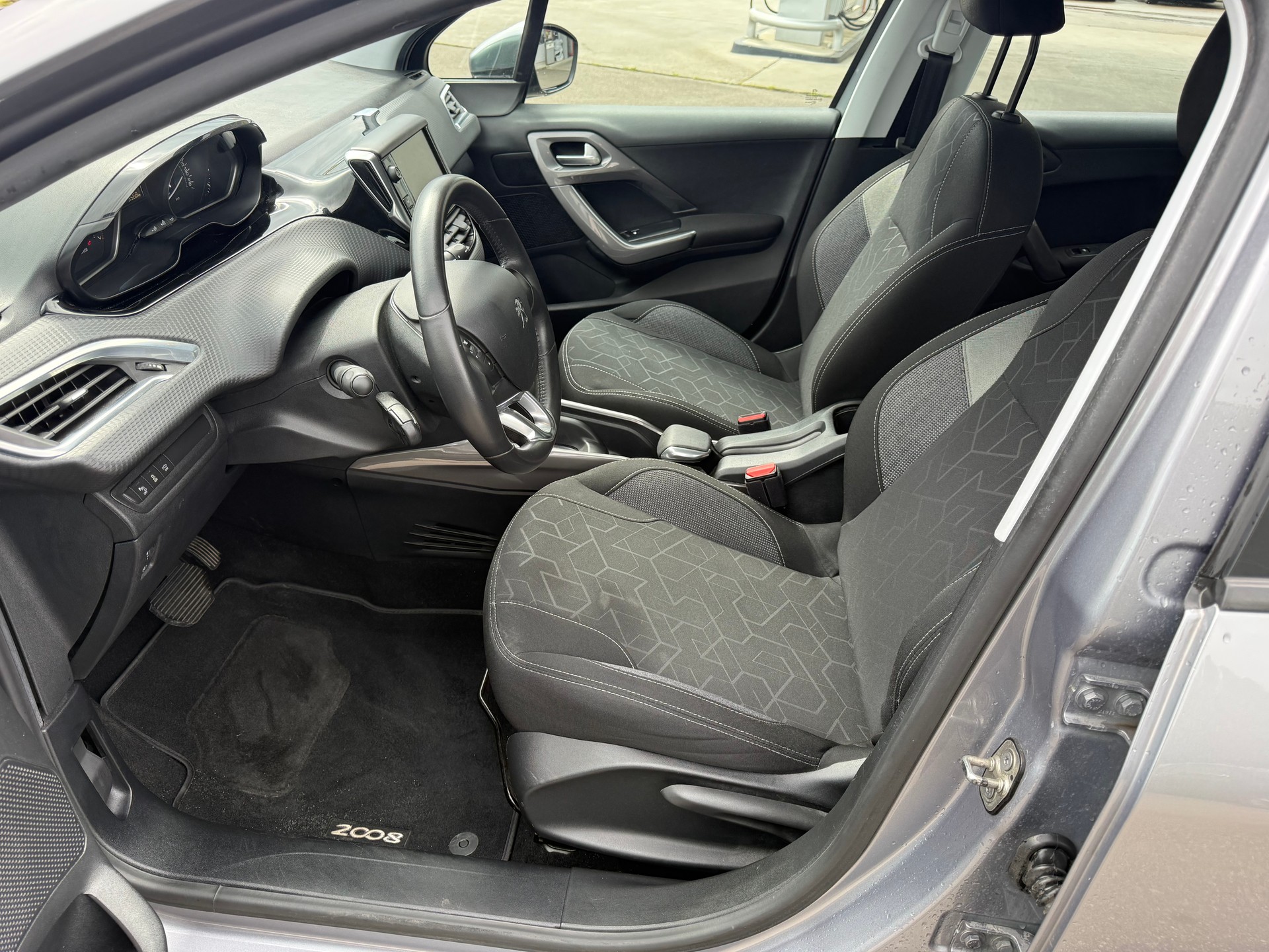 PEUGEOT 2008 1.2 PureTech Allure EAT6-image-8