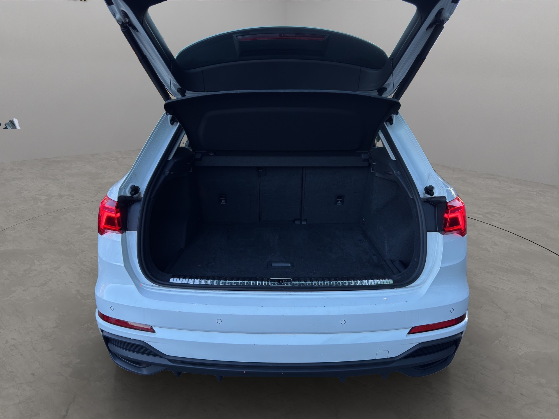 AUDI Q3 35 TDI S line quattro S-tronic-image-16