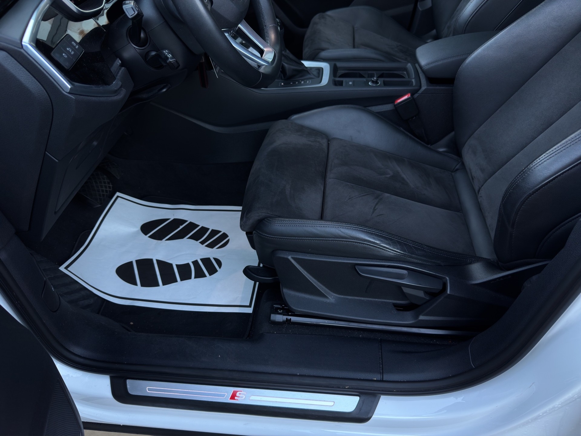 AUDI Q3 35 TDI S line quattro S-tronic-image-9