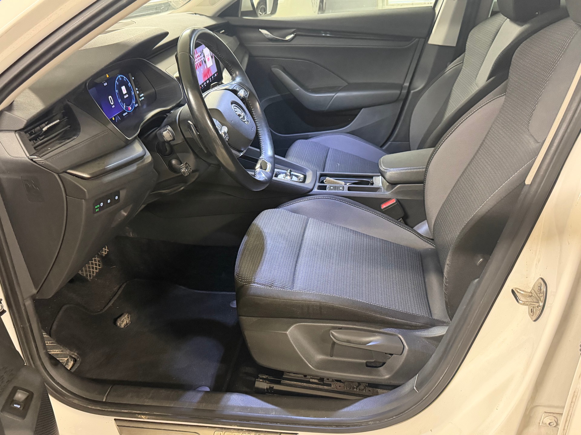 SKODA Octavia Combi 2.0 TDI DSG Ambition 4x4-image-10