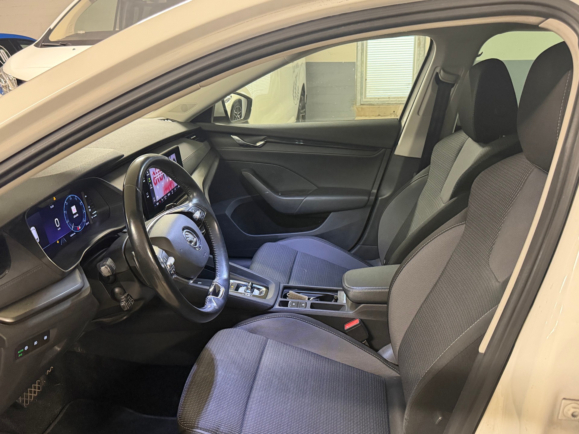 SKODA Octavia Combi 2.0 TDI DSG Ambition 4x4-image-8