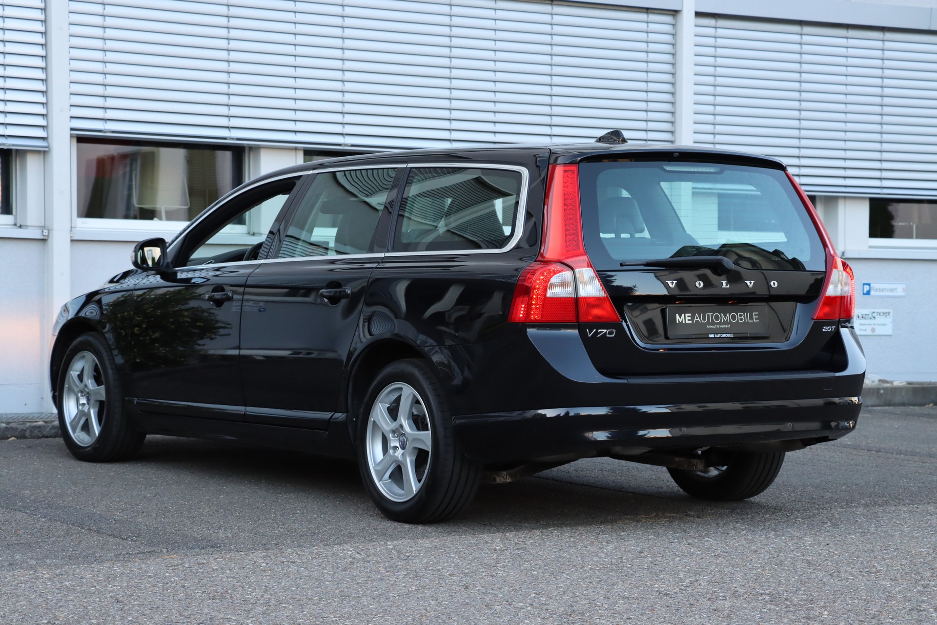 VOLVO V70 2.0T Momentum Powershift-image-2