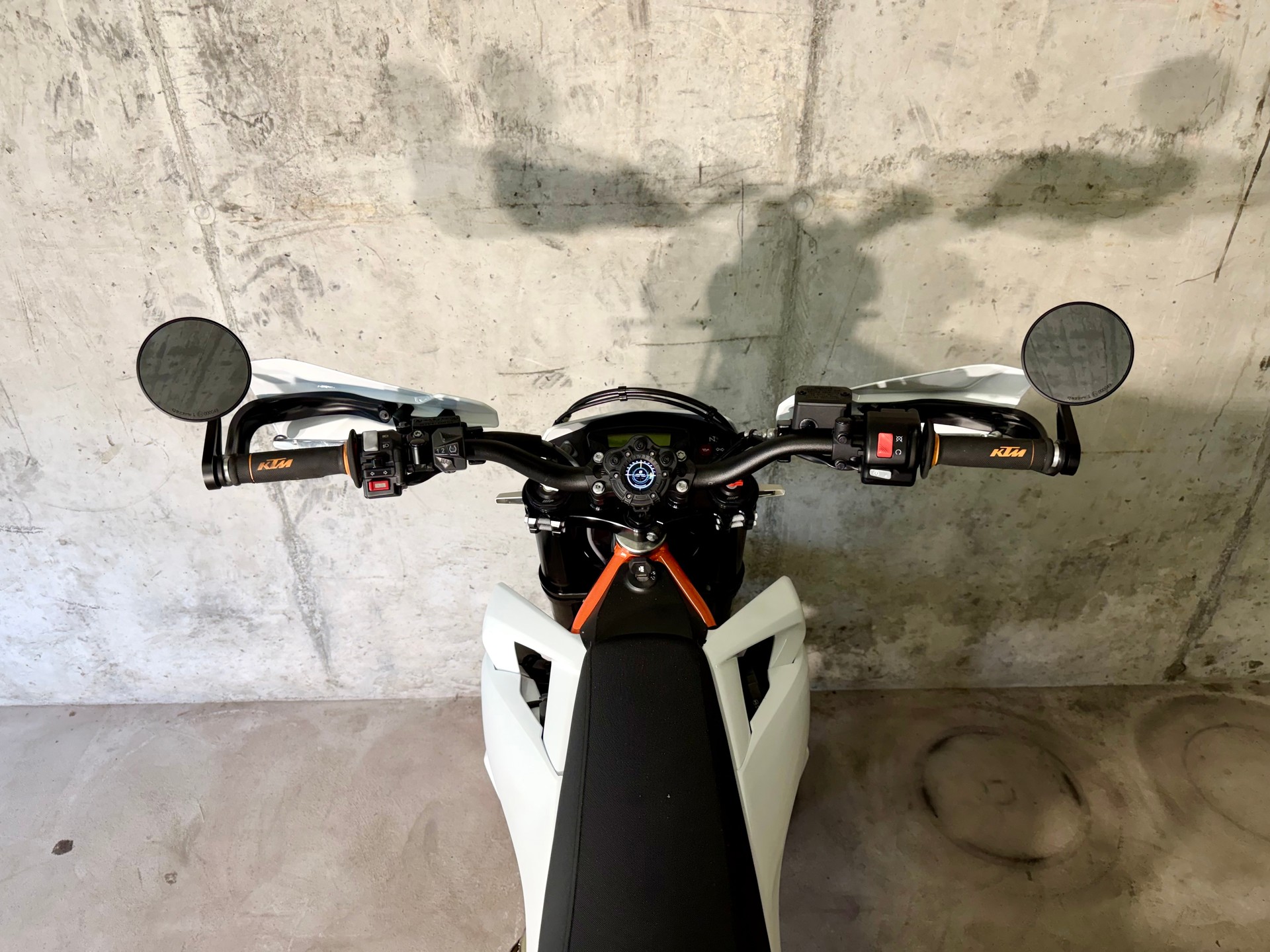 KTM 690 SMC R ABS-image-5