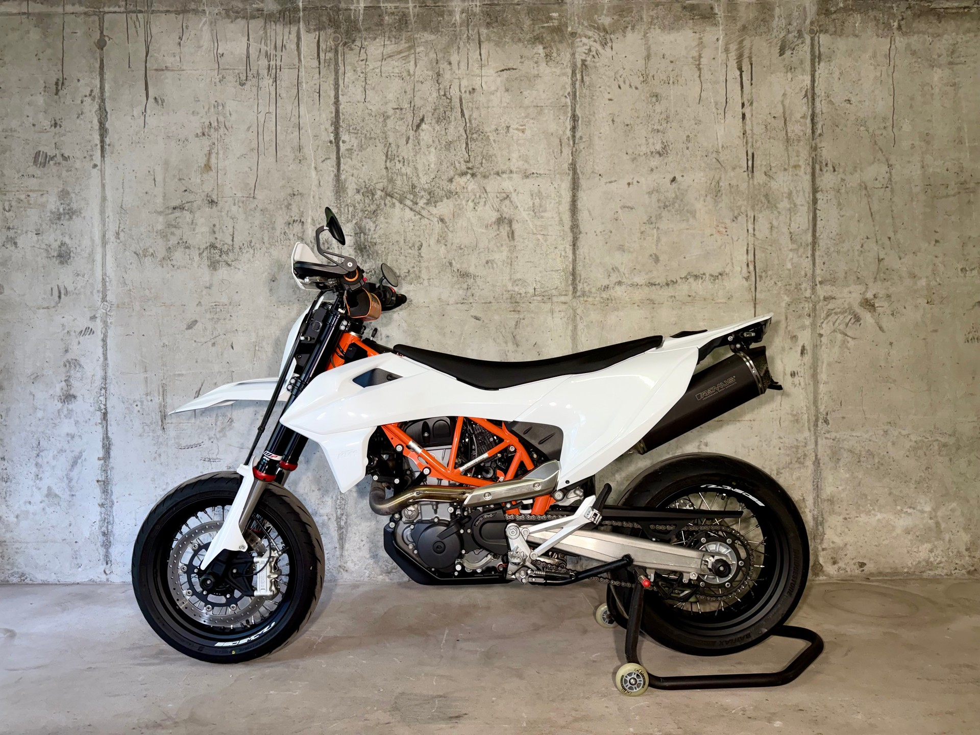 KTM 690 SMC R ABS-image-2