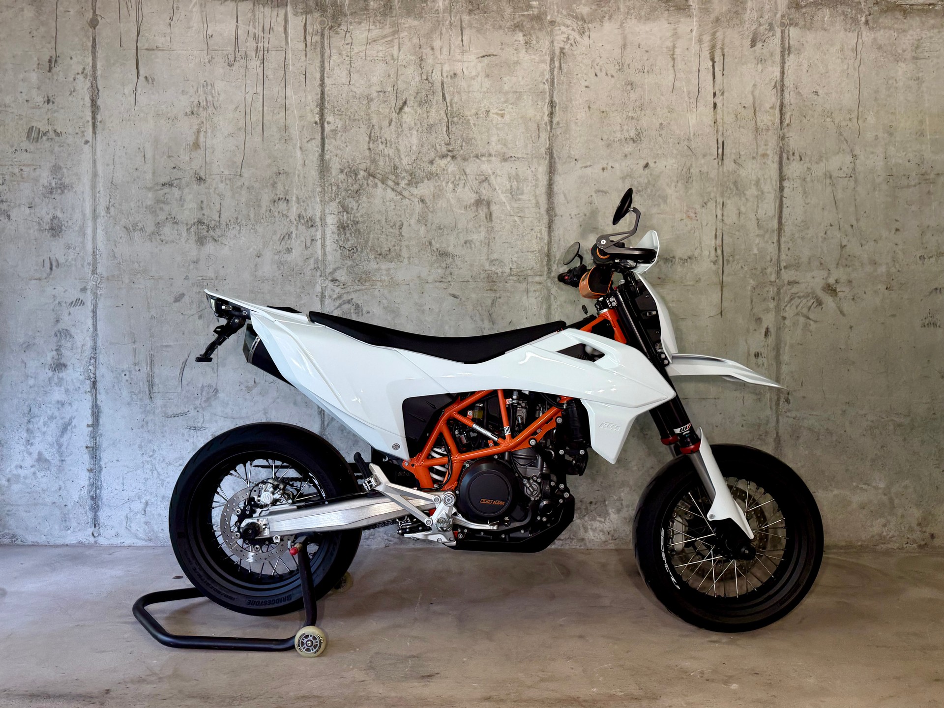 KTM 690 SMC R ABS-image-1