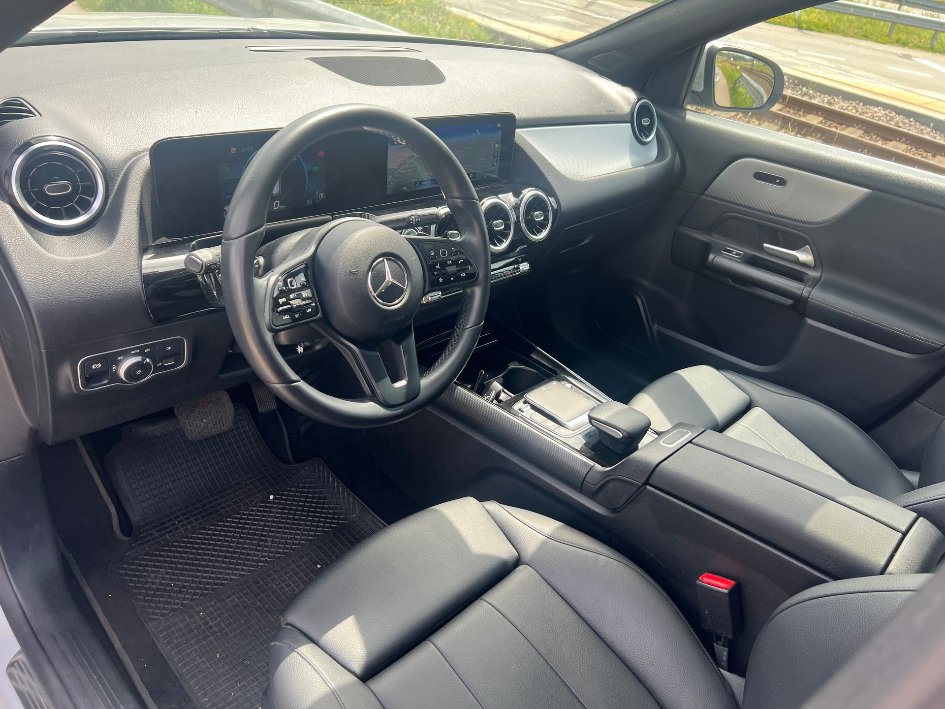 MERCEDES-BENZ GLA 200d Progressive 8G-DCT-image-8