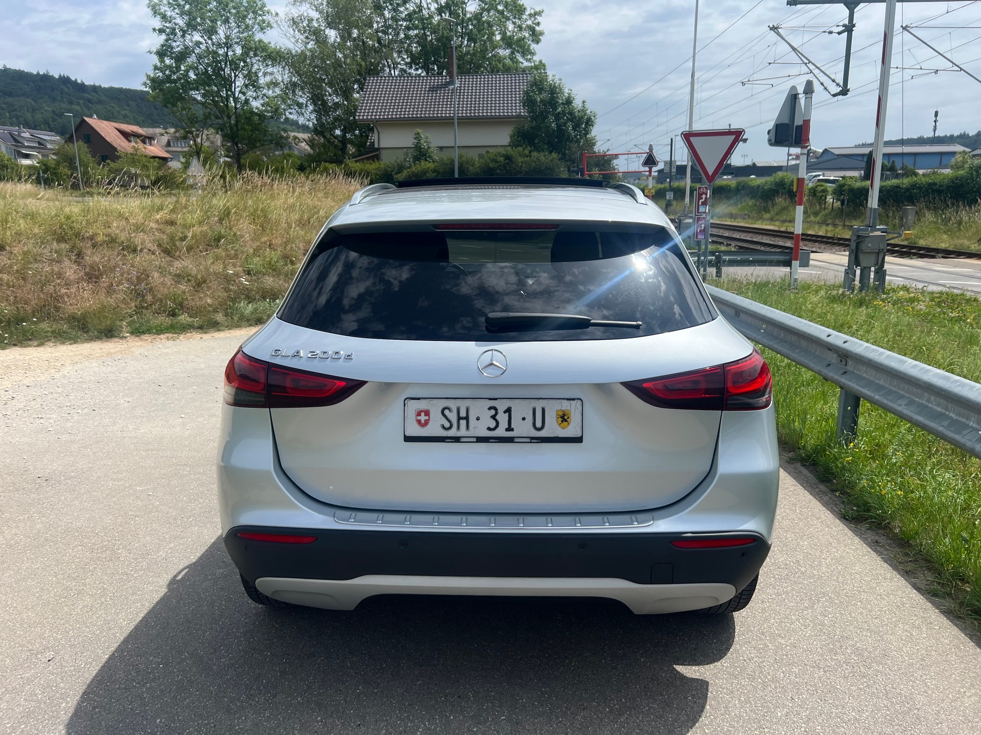 MERCEDES-BENZ GLA 200d Progressive 8G-DCT-image-5
