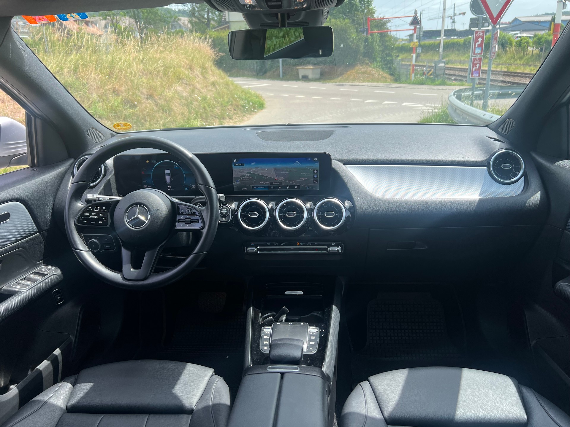 MERCEDES-BENZ GLA 200d Progressive 8G-DCT-image-9