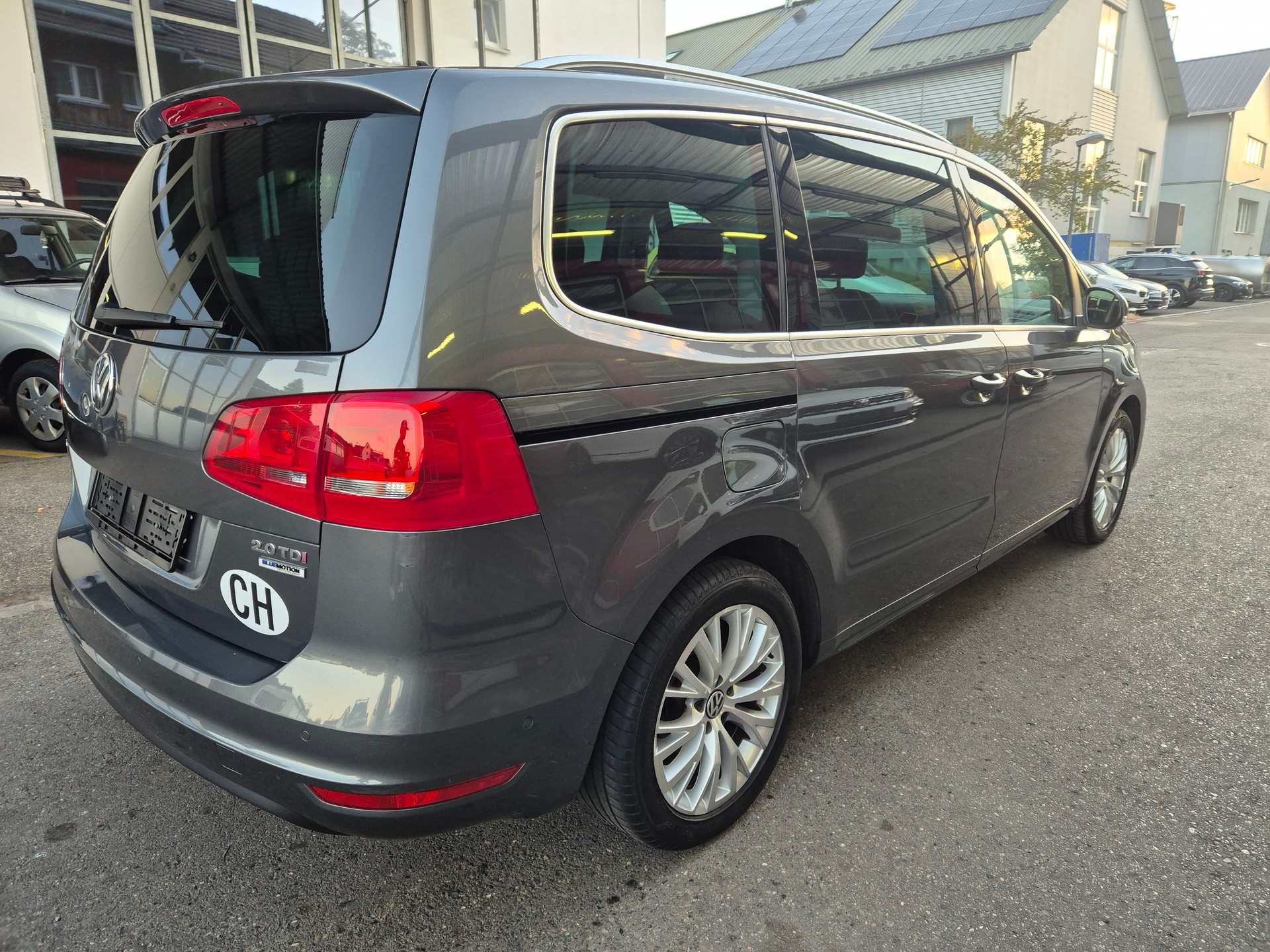 VW Sharan 2.0 TDI BlueMotion Technology Highline DSG-image-4
