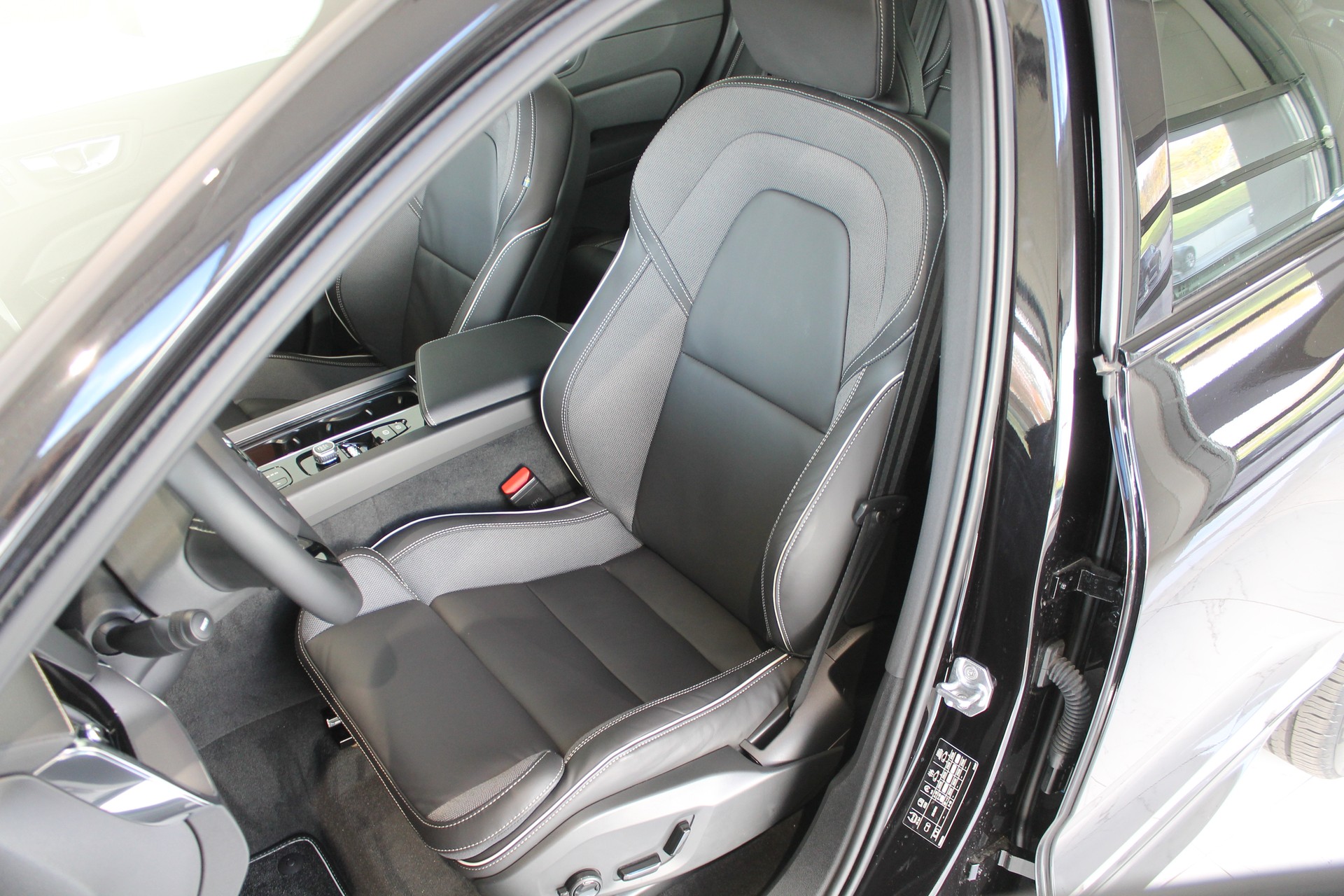 VOLVO XC60 T6 eAWD R-Design Geartronic-image-5