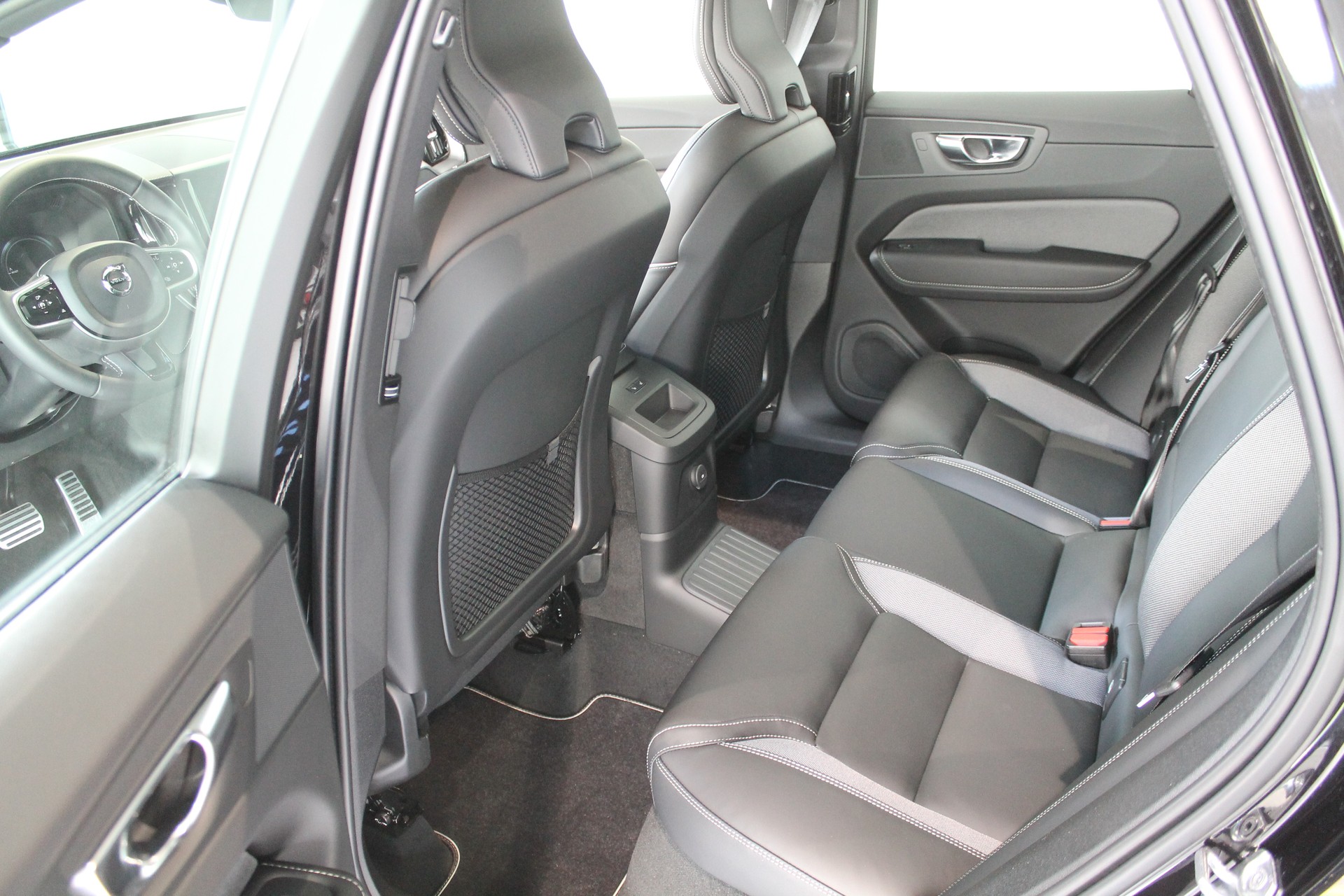 VOLVO XC60 T6 eAWD R-Design Geartronic-image-6