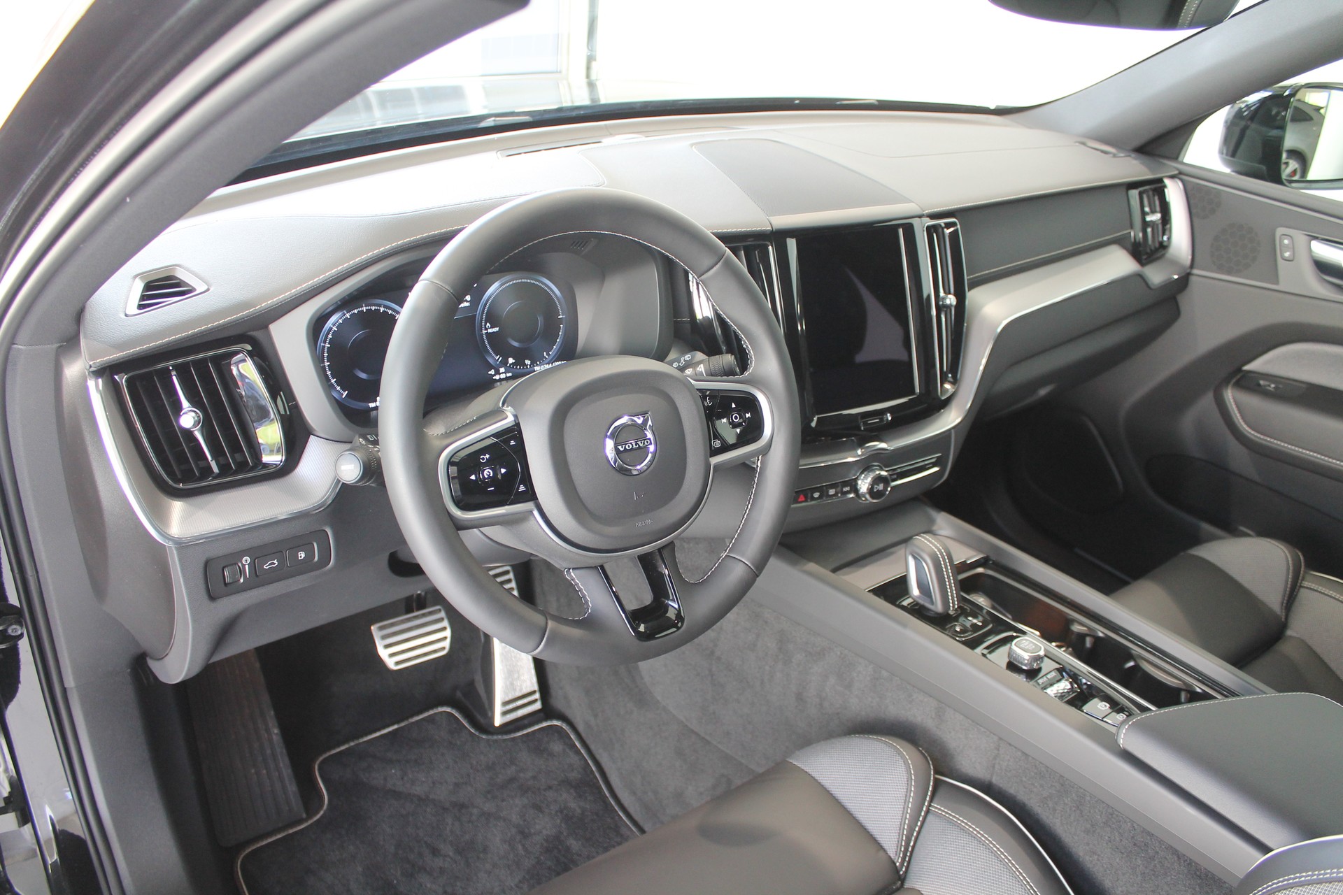 VOLVO XC60 T6 eAWD R-Design Geartronic-image-4