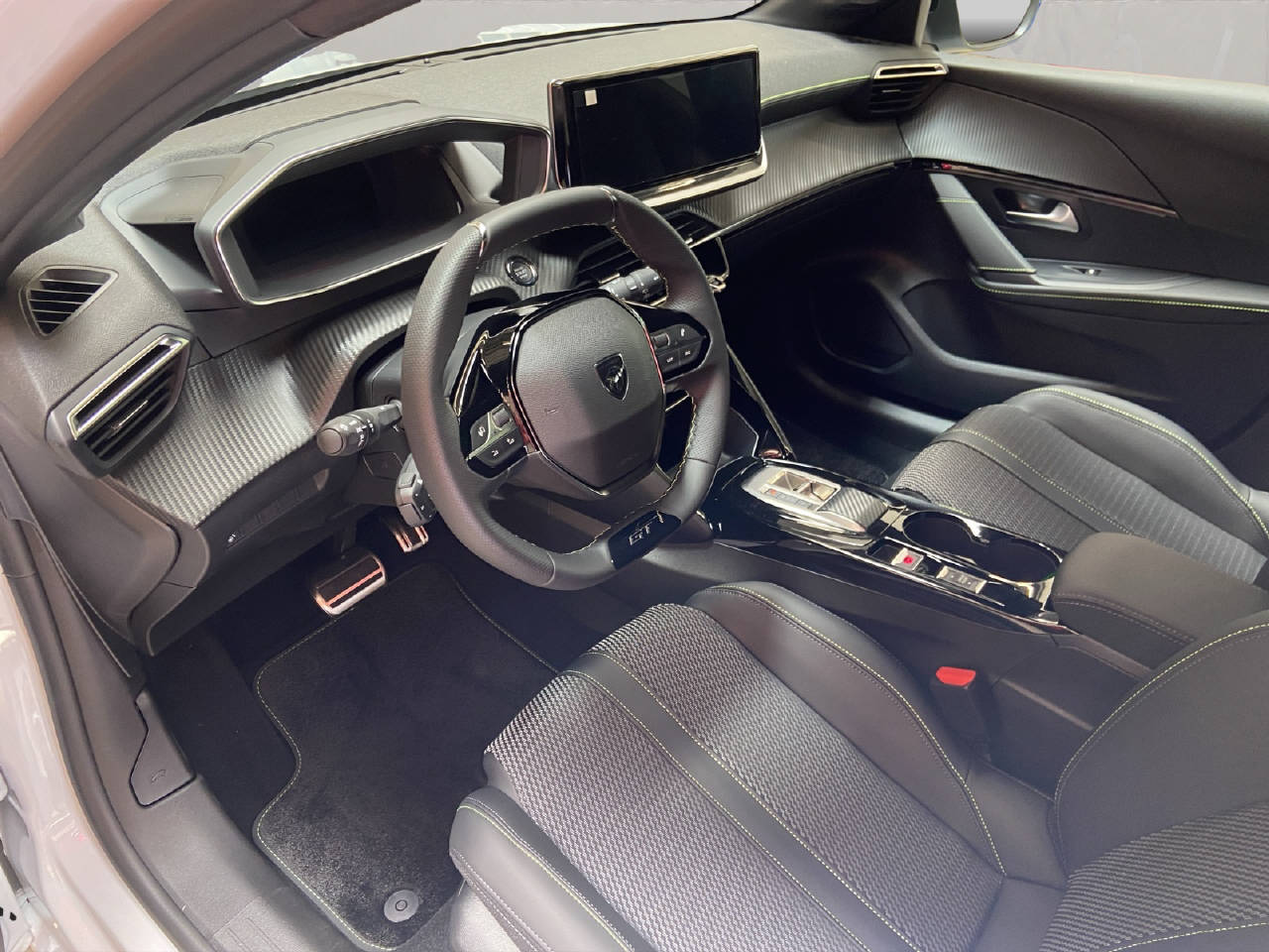 PEUGEOT 208 e-GT-image-12