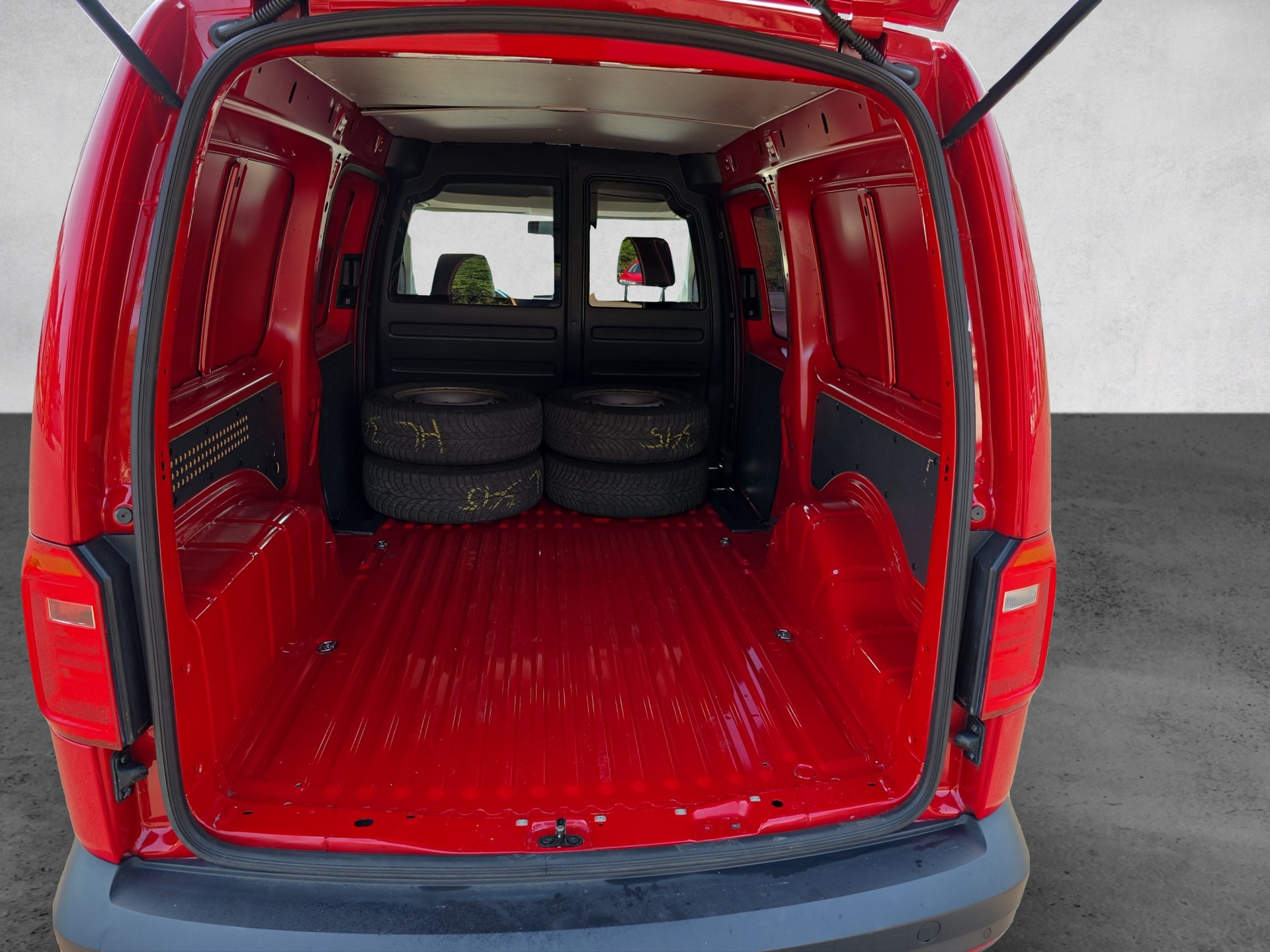 VW Caddy Maxi 2.0TDI BlueMotion Technology-image-14
