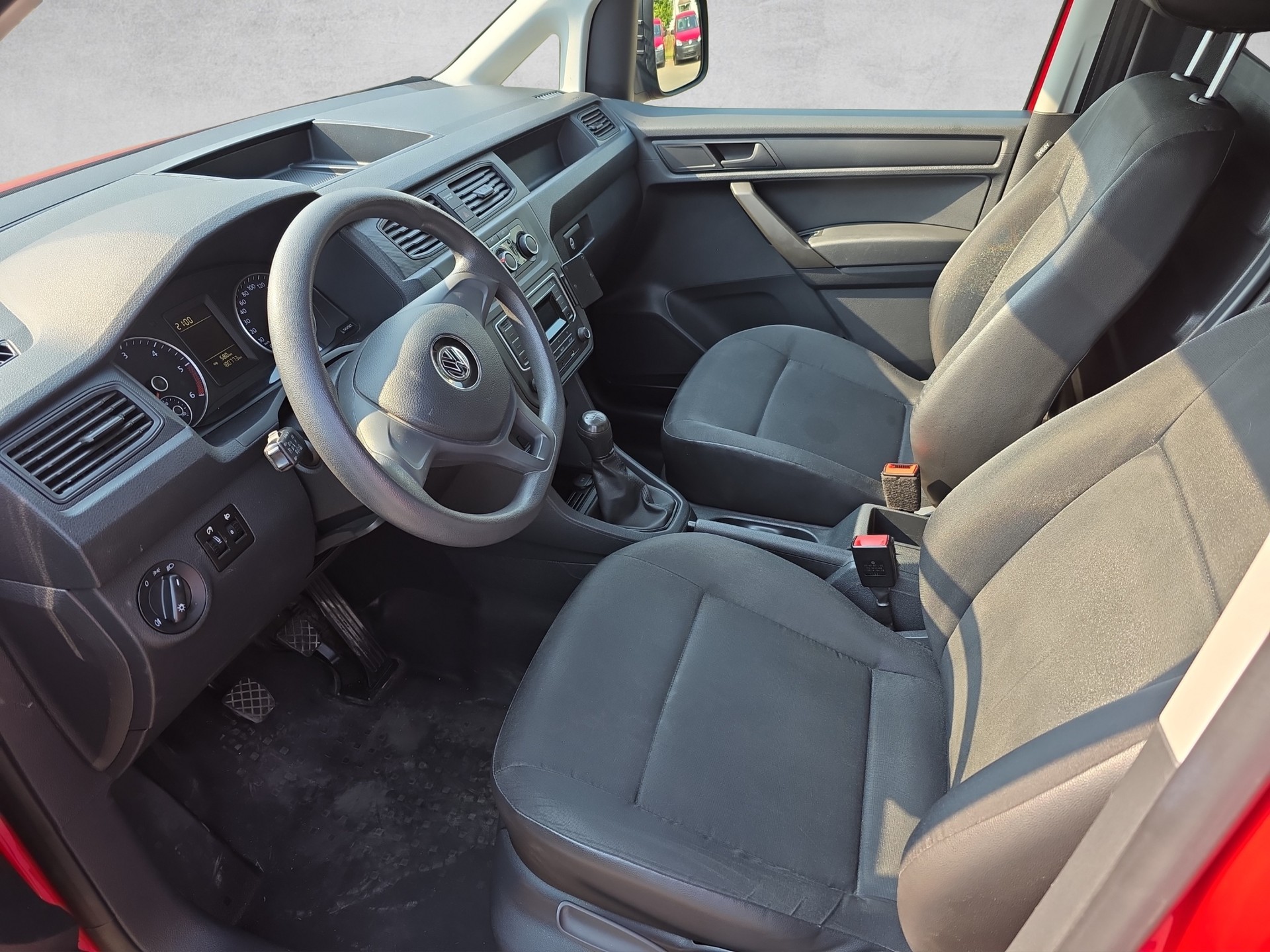 VW Caddy Maxi 2.0TDI BlueMotion Technology-image-4