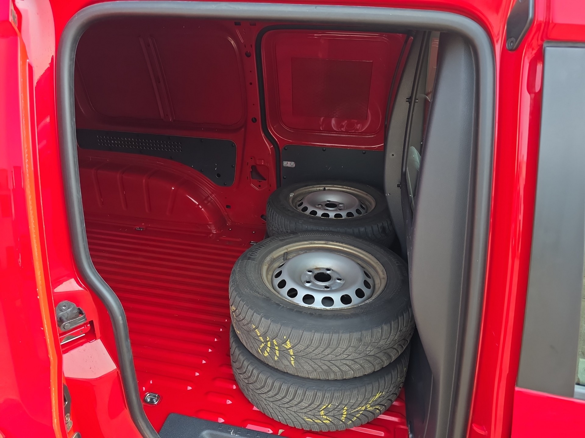 VW Caddy Maxi 2.0TDI BlueMotion Technology-image-10