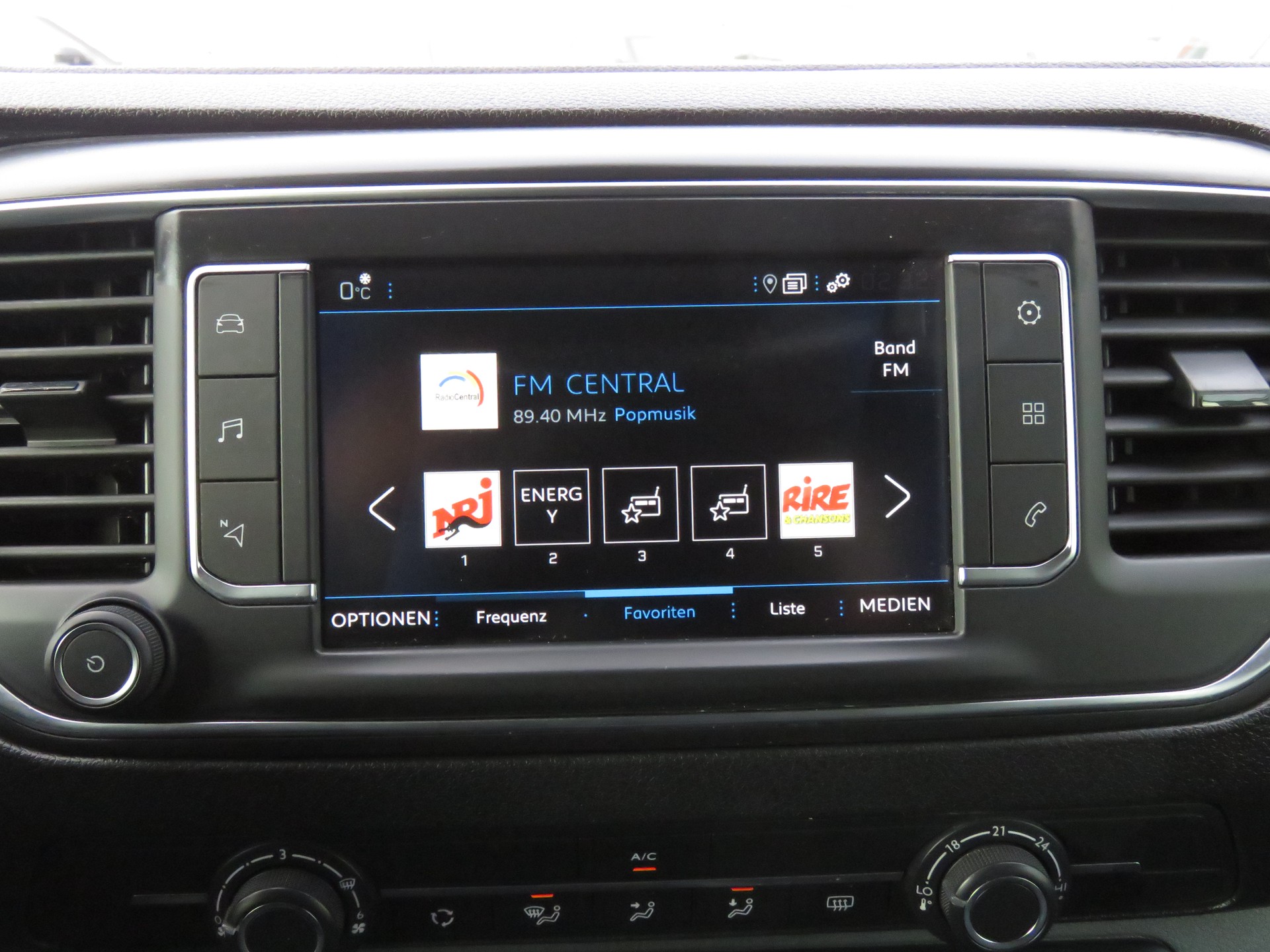 PEUGEOT Expert 2.0 BlueHDi 150 S&S Premium Standard-image-16