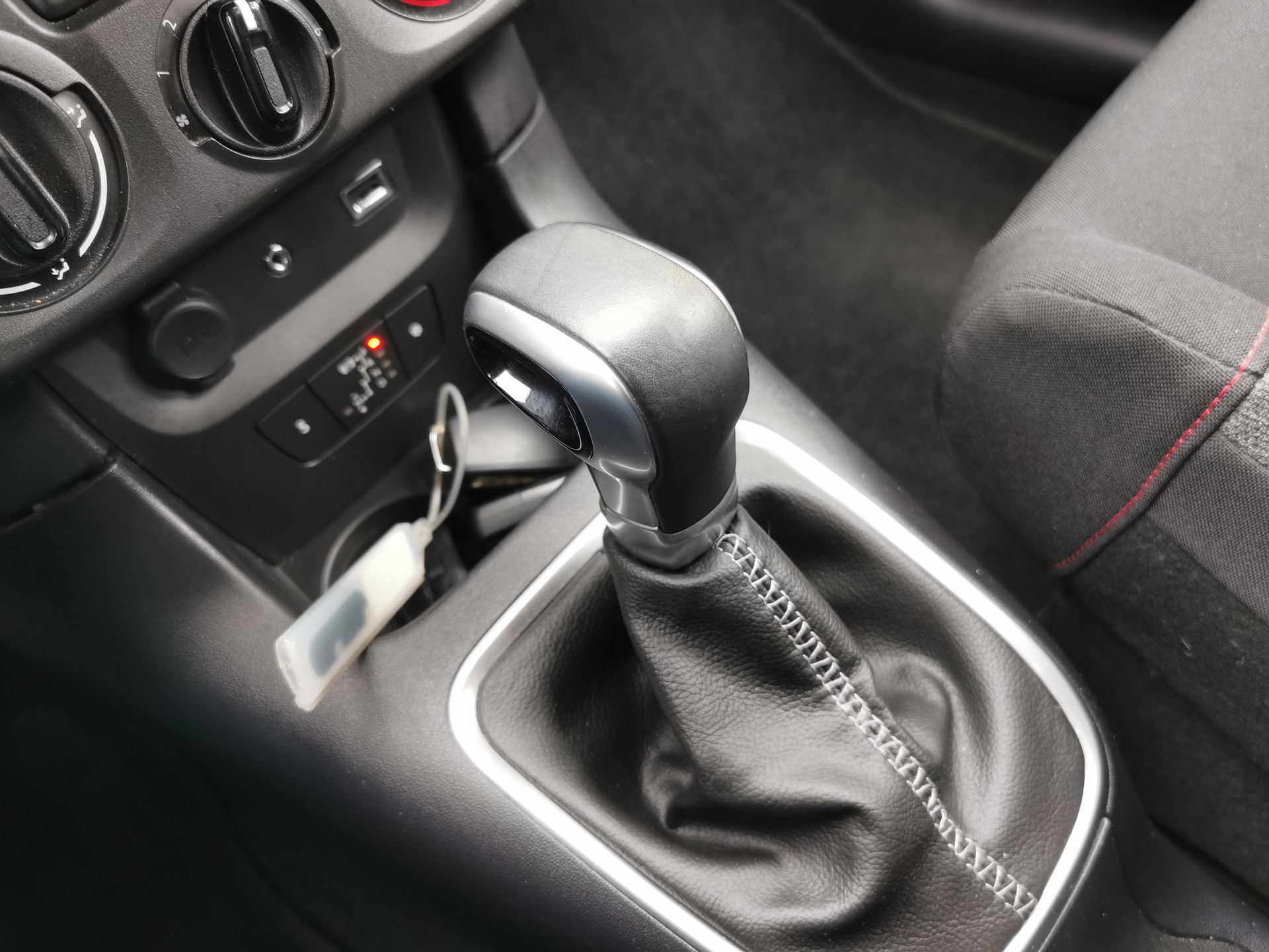 CITROEN C3 1.2i Shine EAT-image-9