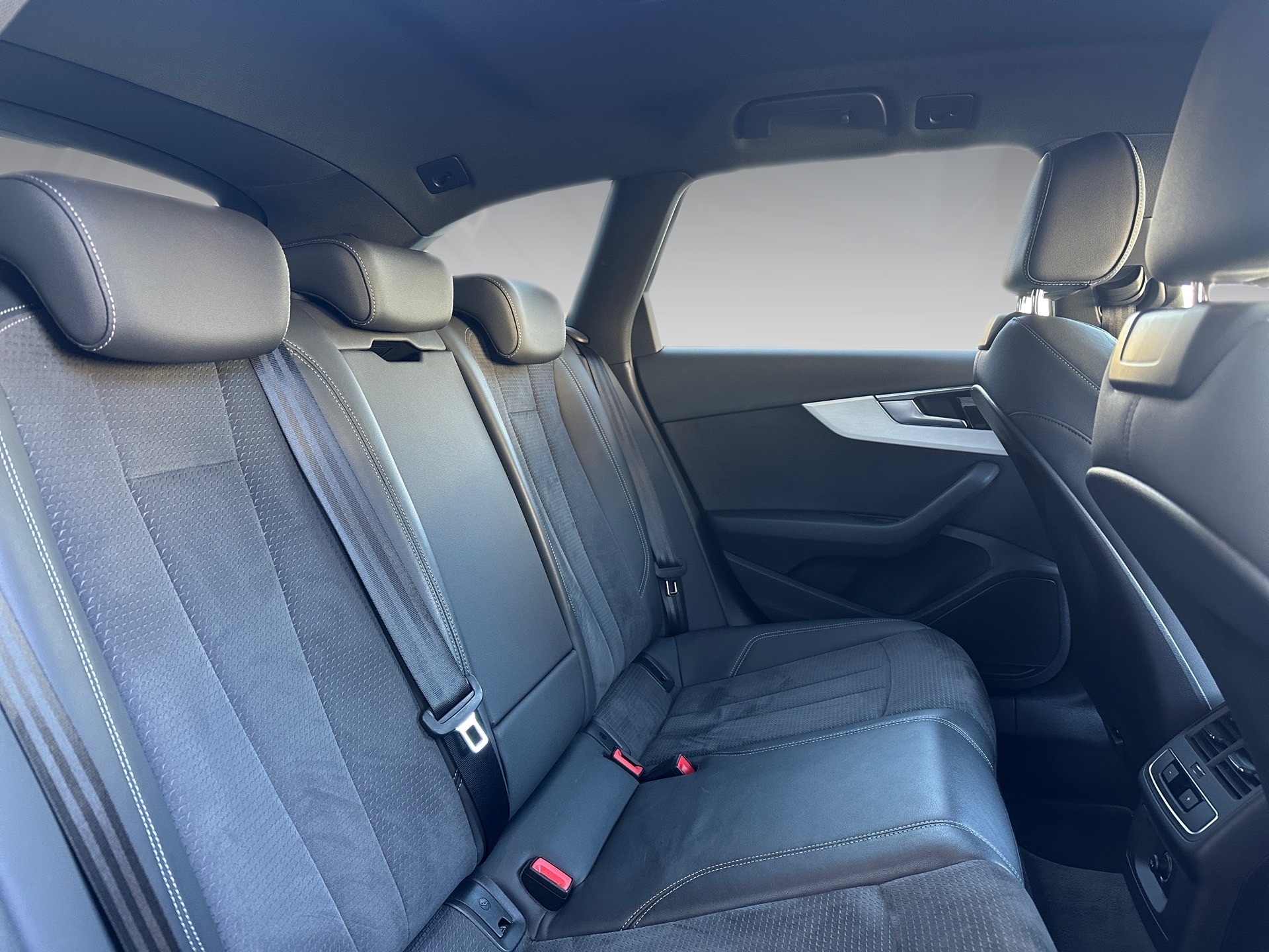 AUDI A4 Avant 45 TFSI S line S-tronic quattro-image-12