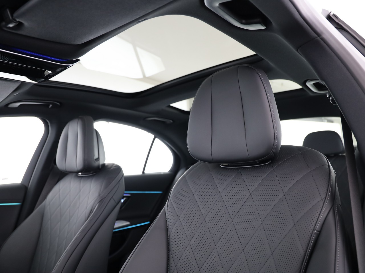 MERCEDES-BENZ E 400 e 4Matic EQ Hybrid 9G-Tronic-image-6