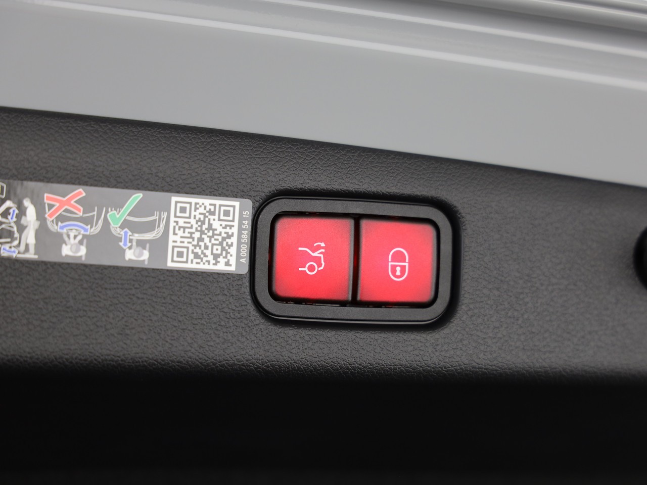 MERCEDES-BENZ E 400 e 4Matic EQ Hybrid 9G-Tronic-image-19