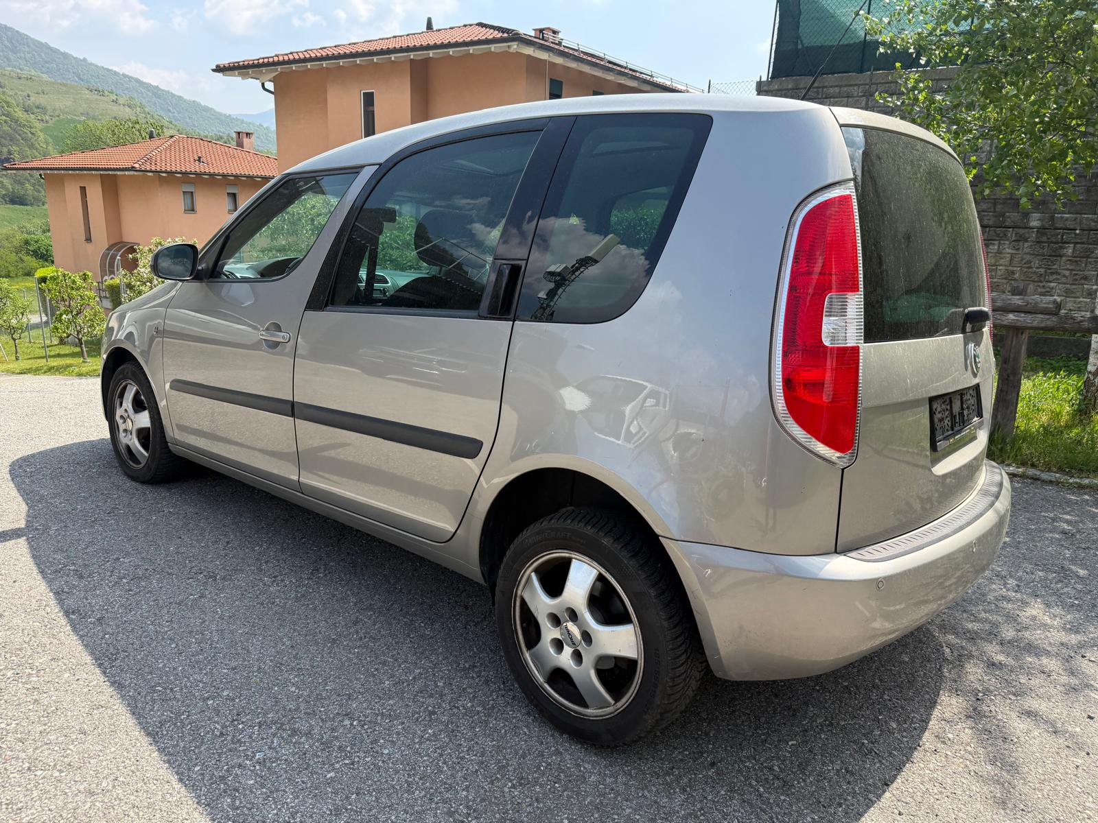 SKODA Roomster 1.6 Scout Automatic-image-5