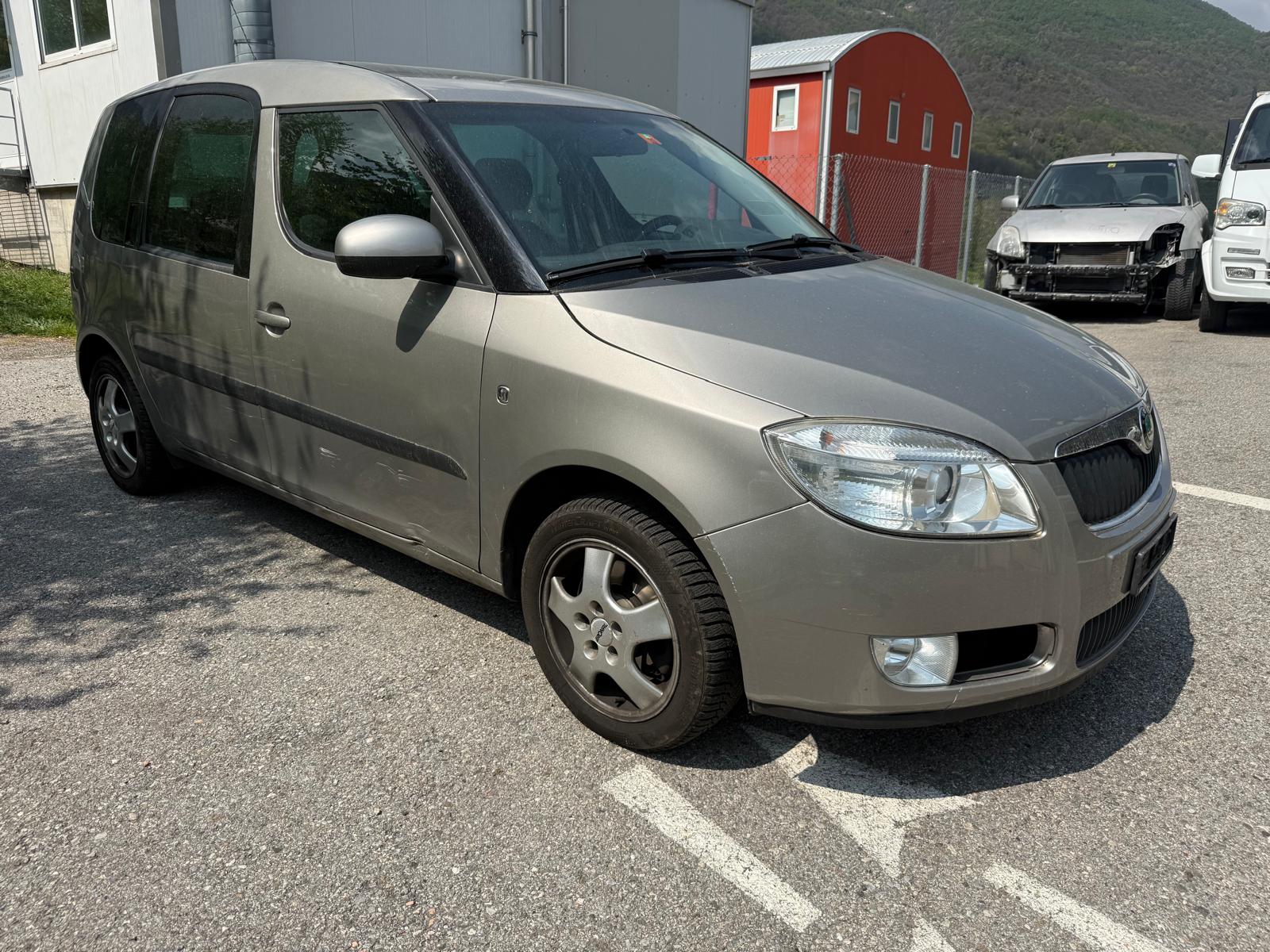 SKODA Roomster 1.6 Scout Automatic-image-2