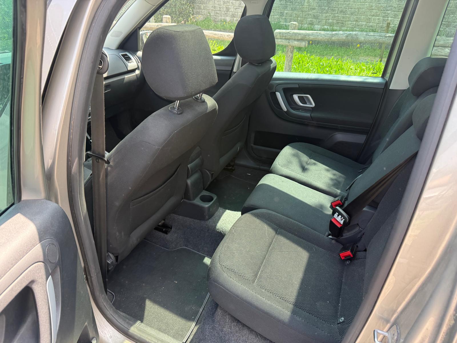 SKODA Roomster 1.6 Scout Automatic-image-13