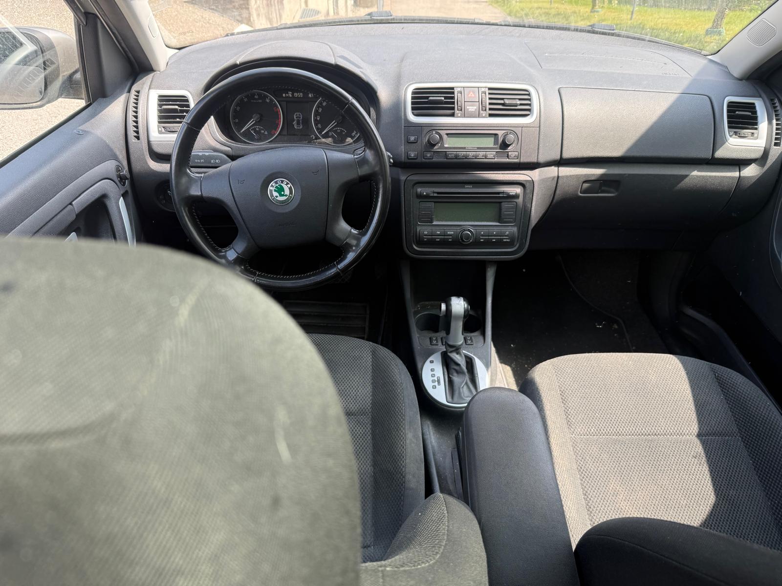 SKODA Roomster 1.6 Scout Automatic-image-8