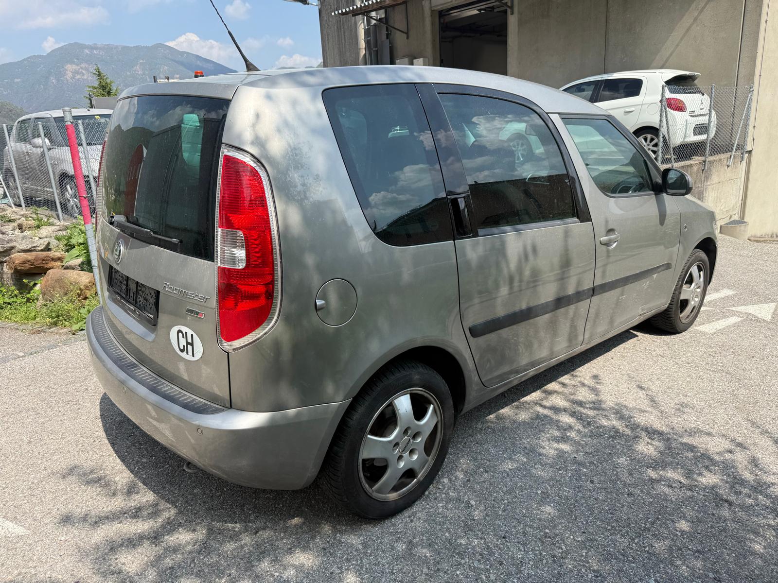 SKODA Roomster 1.6 Scout Automatic-image-4