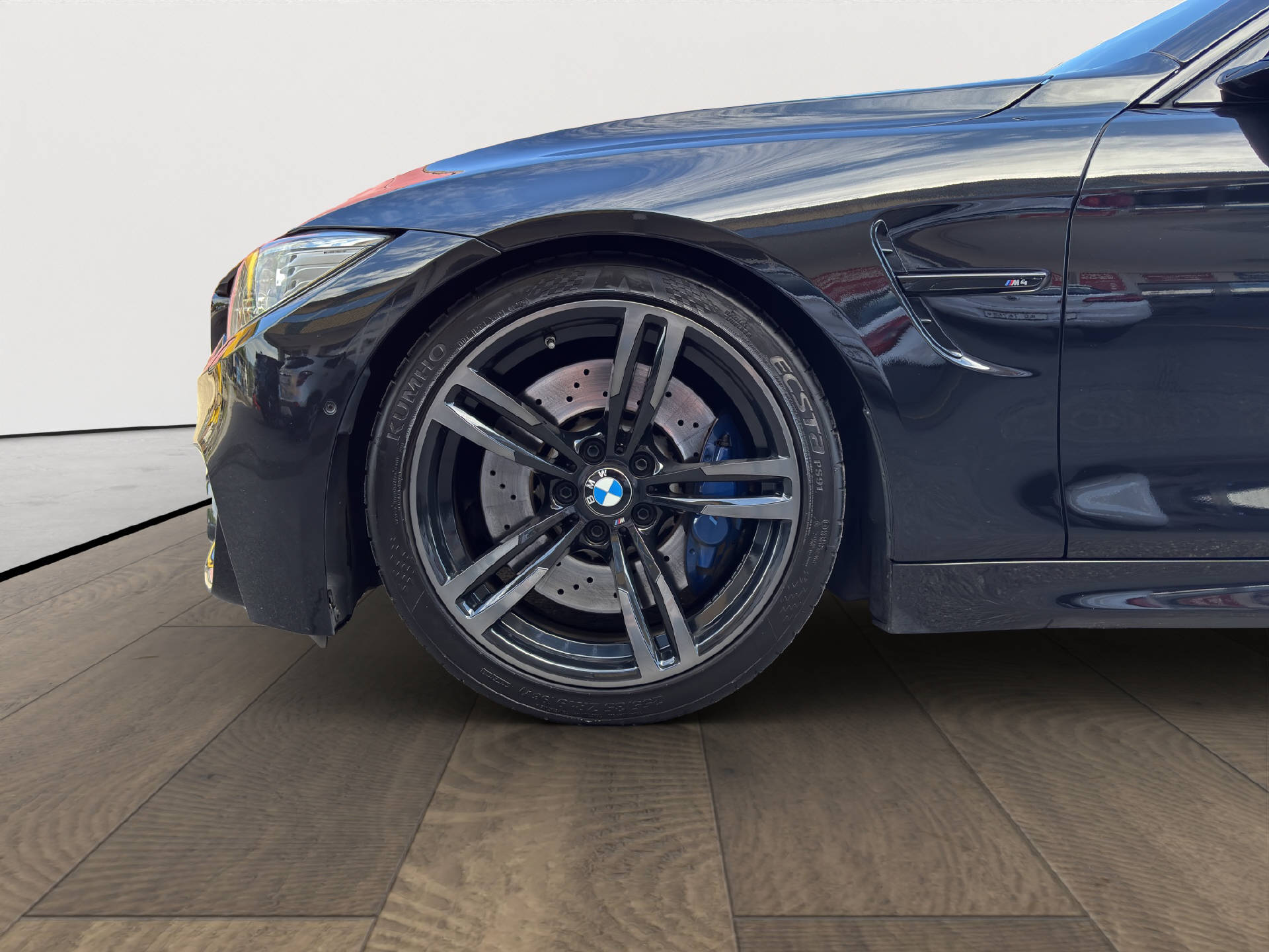 BMW M4 Coupé-showroom-element-3