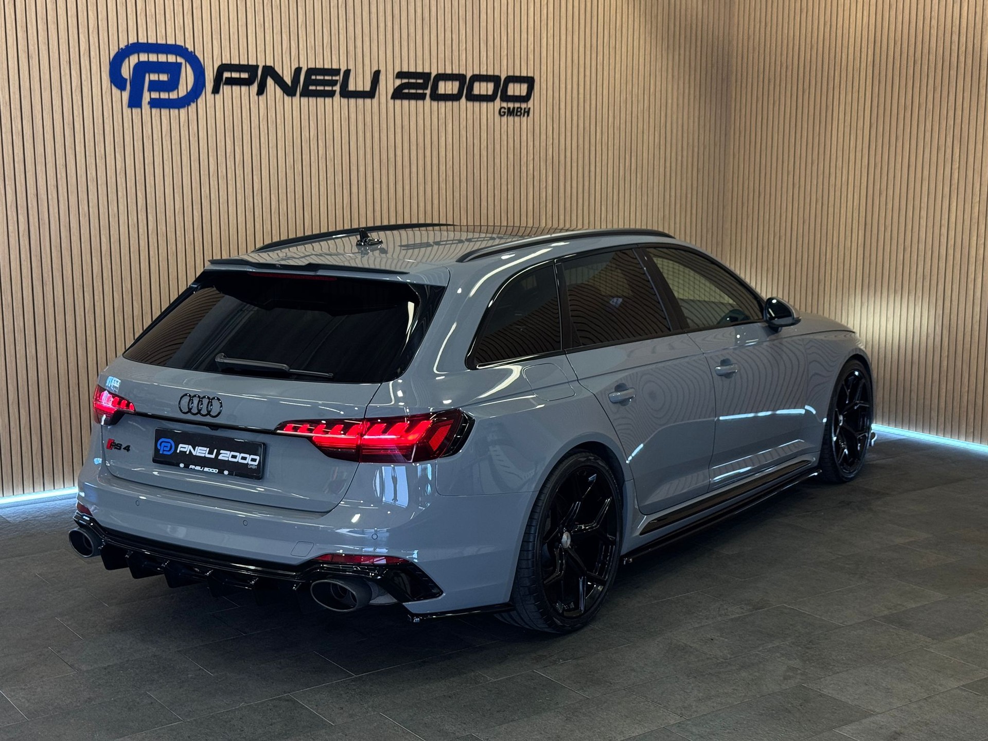 AUDI RS4 Avant quattro tiptronic-image-4