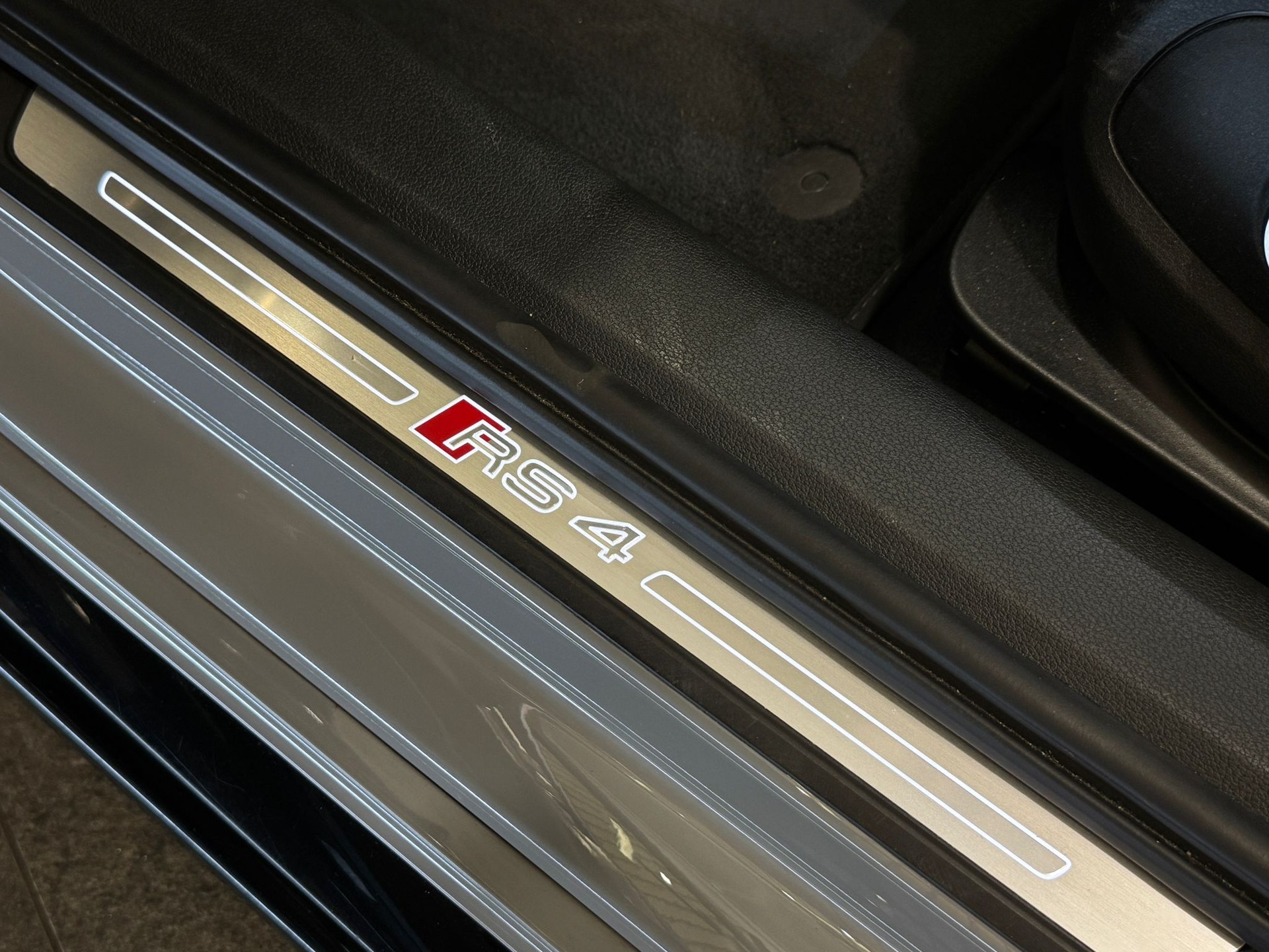 AUDI RS4 Avant quattro tiptronic-image-16