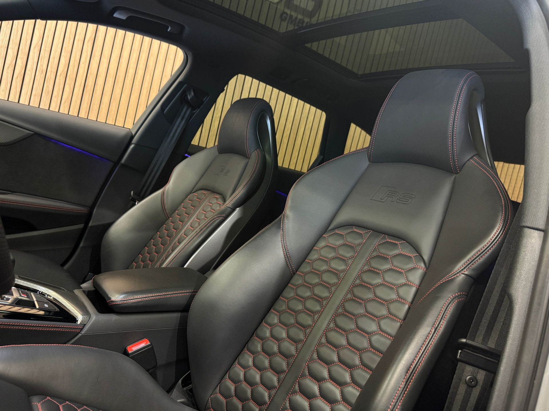 AUDI RS4 Avant quattro tiptronic-image-29