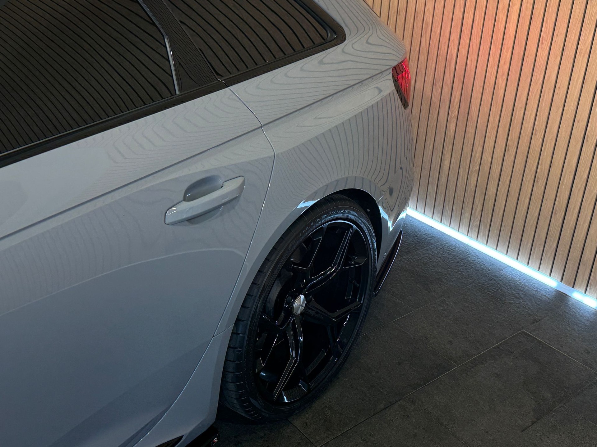 AUDI RS4 Avant quattro tiptronic-image-7