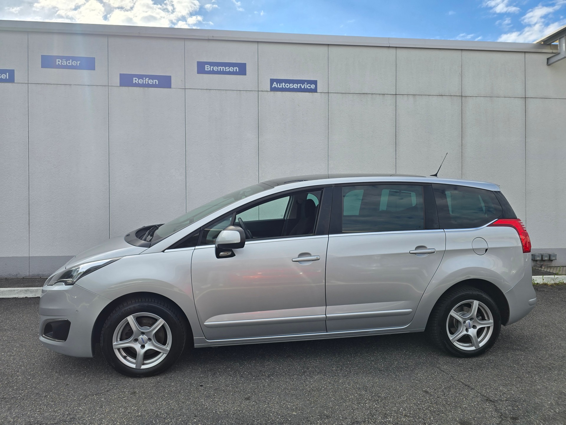 PEUGEOT 5008 1.6 BlueHDi Allure Tiptronic-image-4
