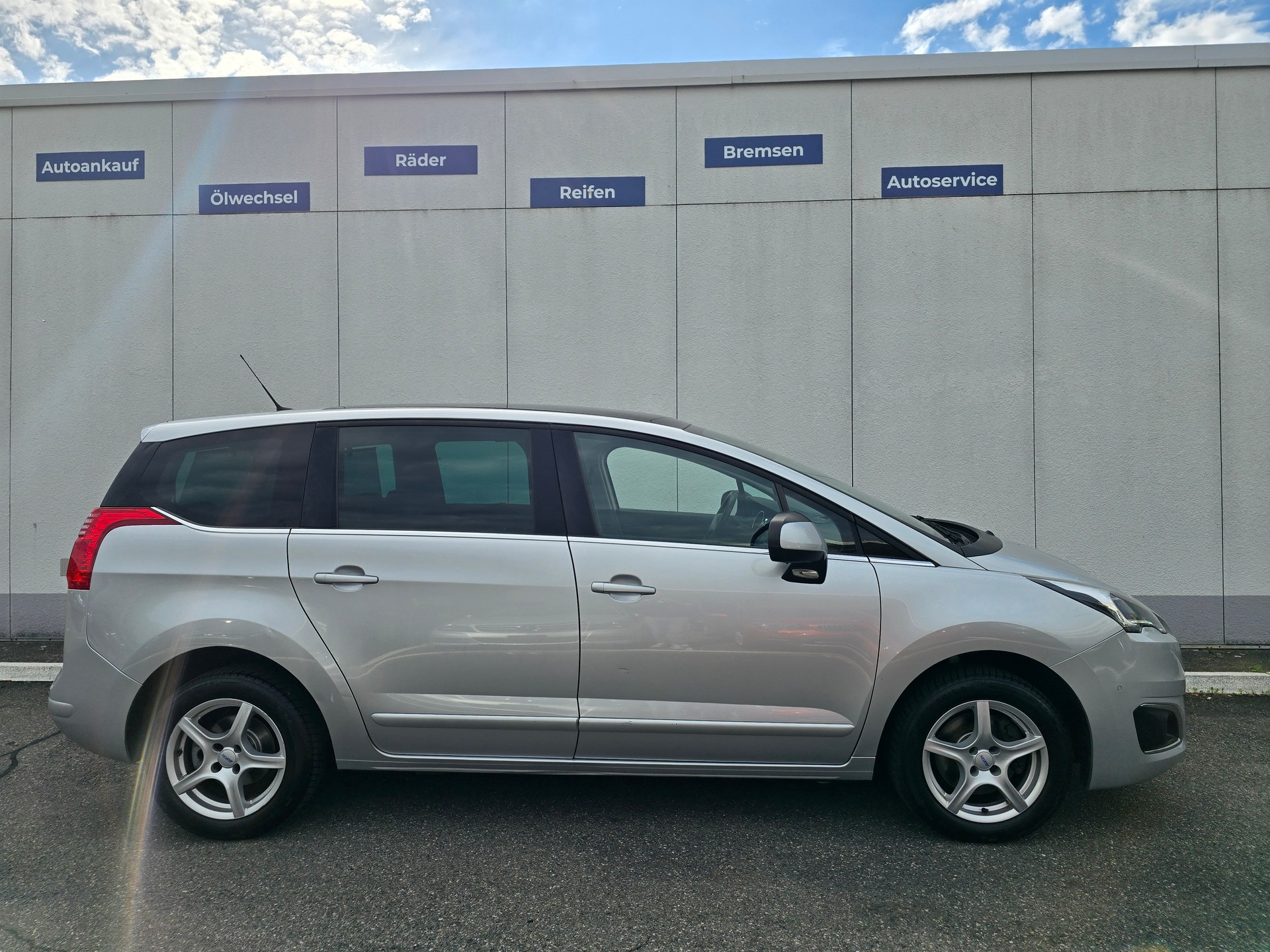 PEUGEOT 5008 1.6 BlueHDi Allure Tiptronic-image-5