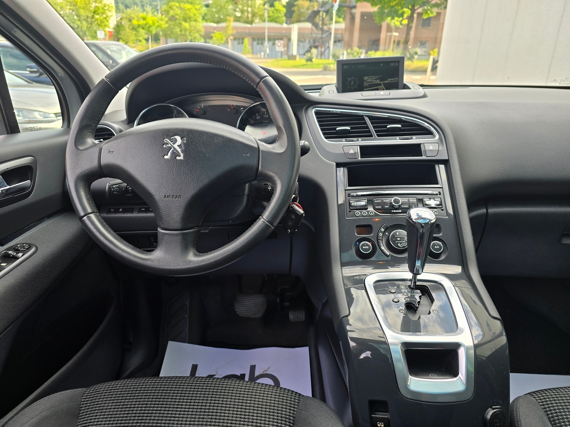 PEUGEOT 5008 1.6 BlueHDi Allure Tiptronic-image-11