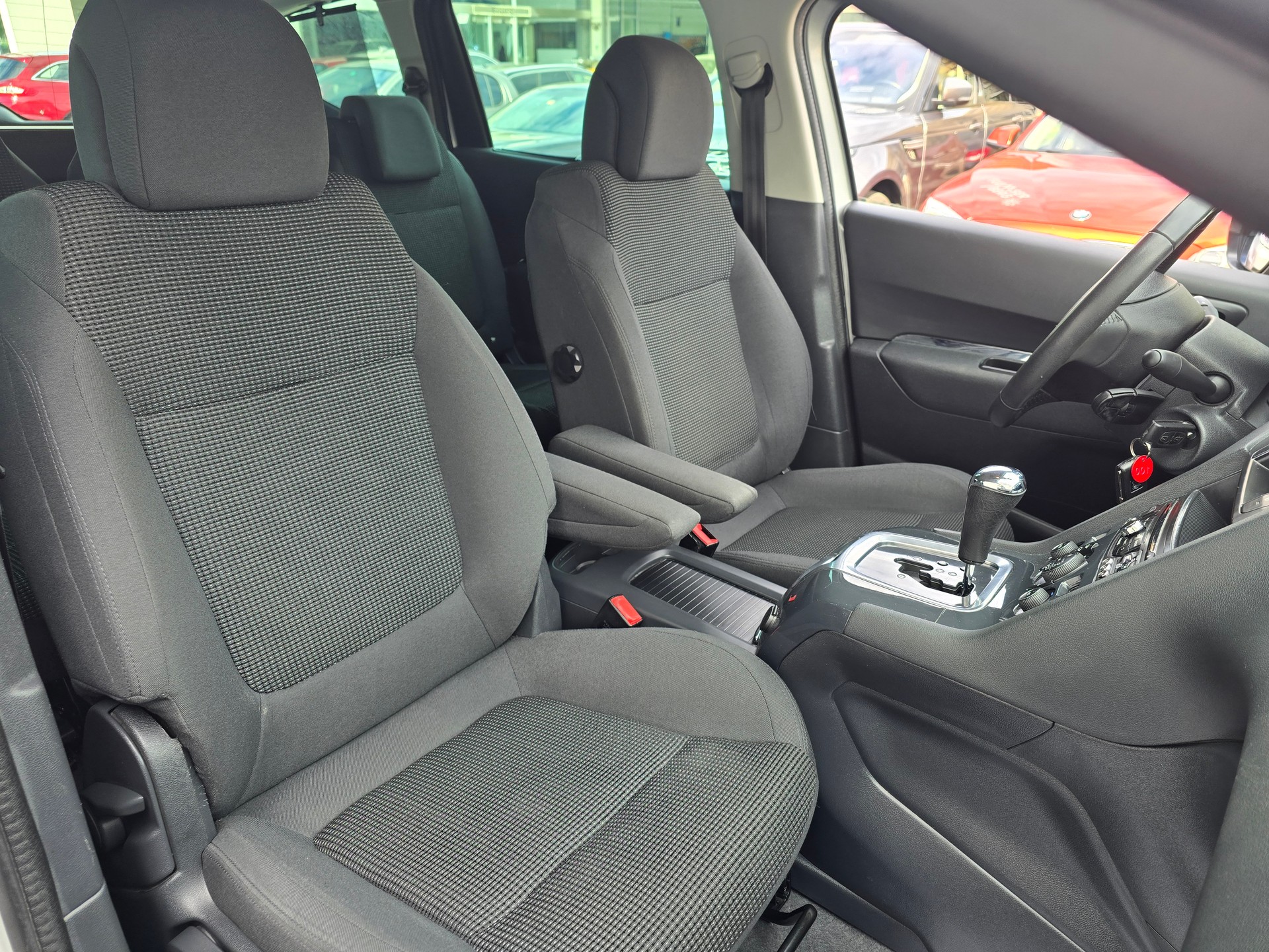 PEUGEOT 5008 1.6 BlueHDi Allure Tiptronic-image-13