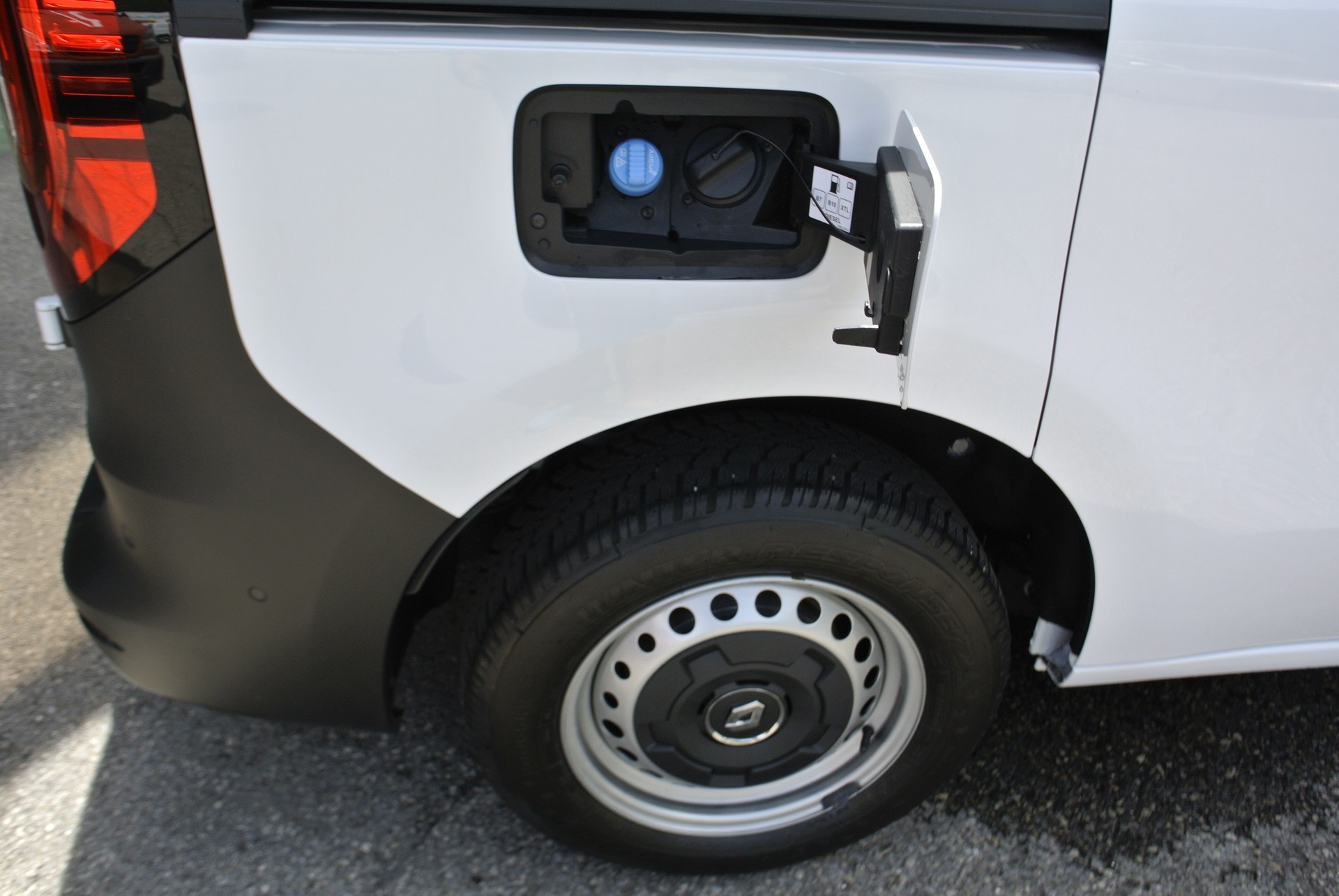 RENAULT Kangoo Van 1.5 dCi Standard 95 Extra-image-15