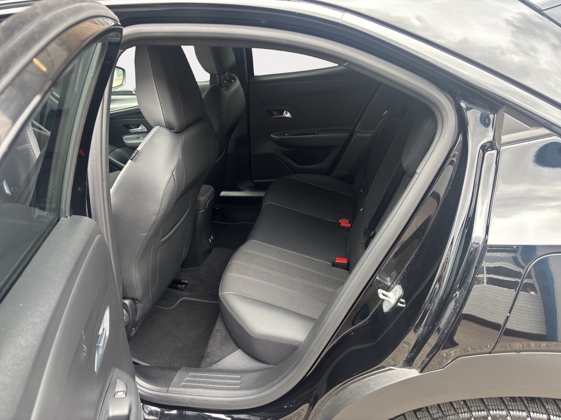 OPEL Mokka 1.2 Direct Injection Turbo GS Celebration Aut.-image-12