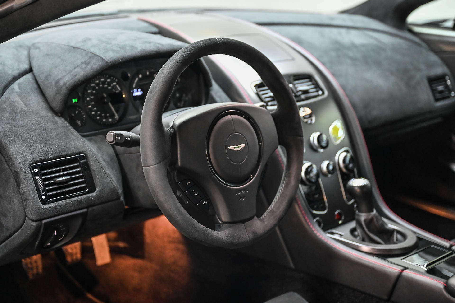 ASTON MARTIN V8 Vantage Coupé 4.7 GT8-image-25